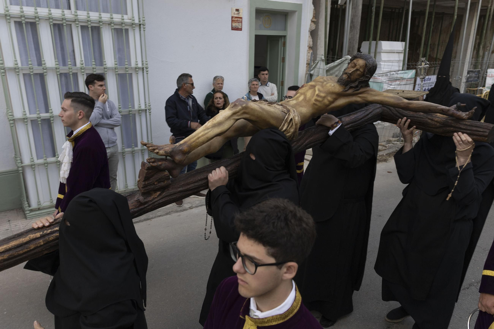 En imágenes, Servitas procesionó con normalidad tras adelantar su salida en el Miércoles Santo de la Semana Santa 2025 de San Fernando