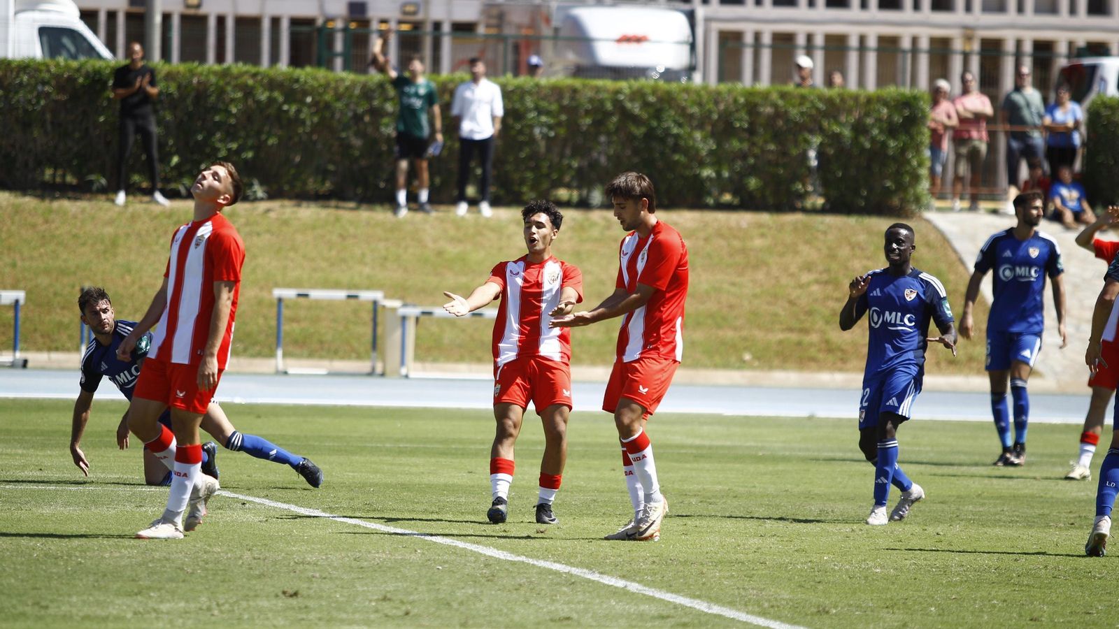 Los rojiblancos se lamentan de una ocasión fallada durante el encuentro frente al Linares Deportivo en el Anexo.