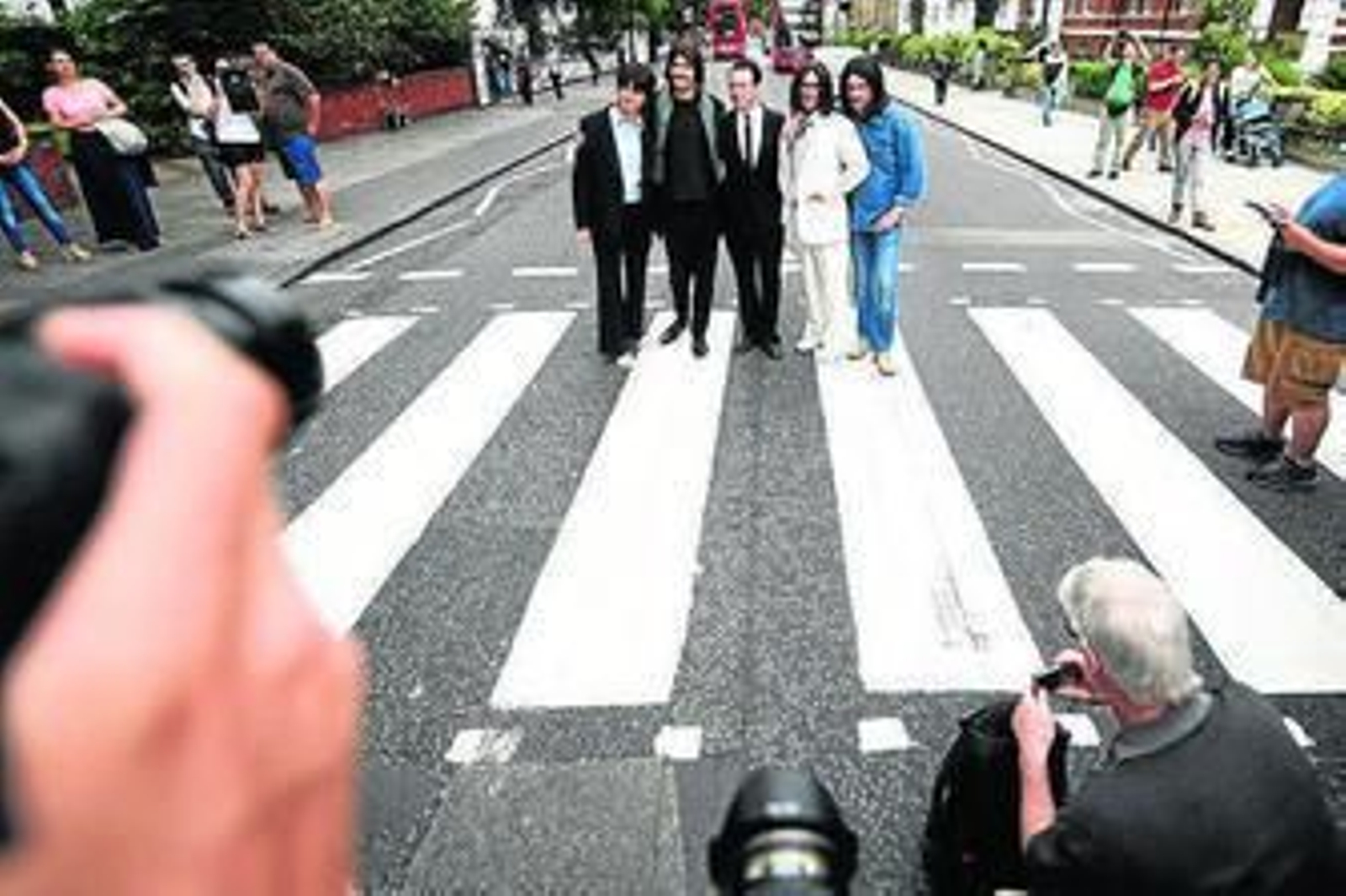 Los actores de 'Lei it be', en el paso de peatones de Abbey Road.
