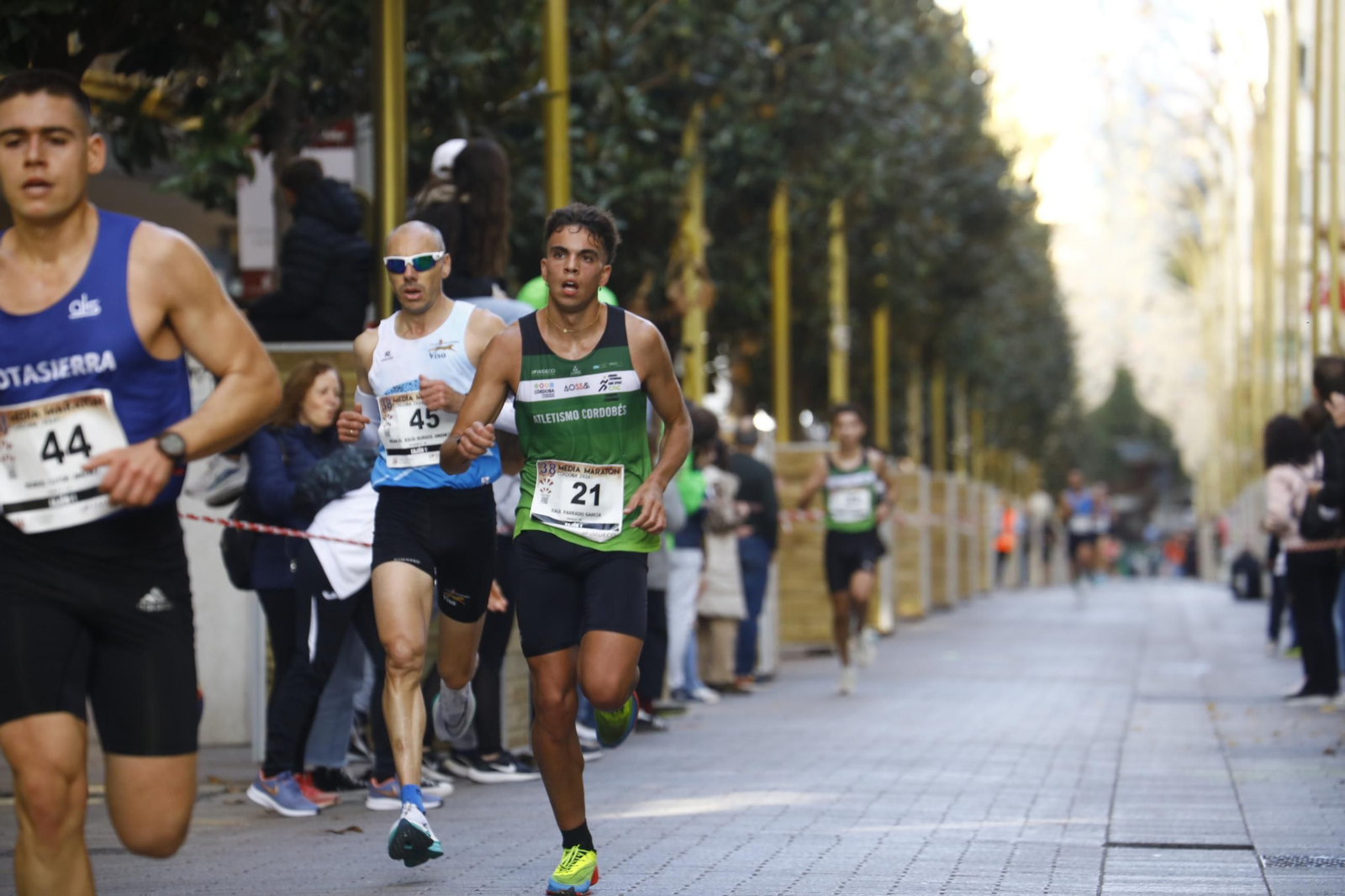 La gloria de cruzar la Puerta del Puente: las fotos de la línea de meta de la Media Maratón de Córdoba 2024