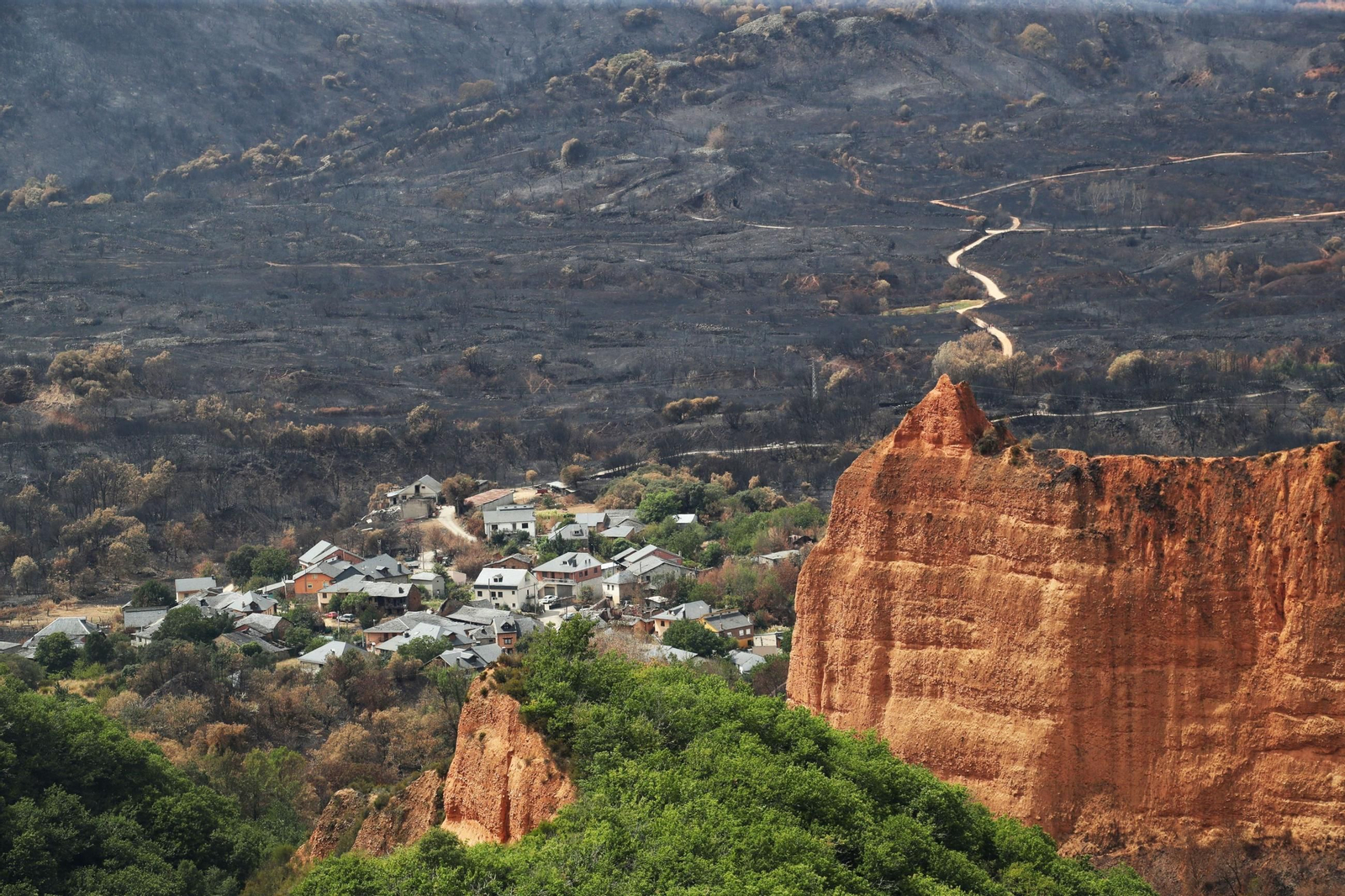 Las fotos de la visita de los Reyes a las zonas afectadas por los incendios en Sanabria y Las Médulas