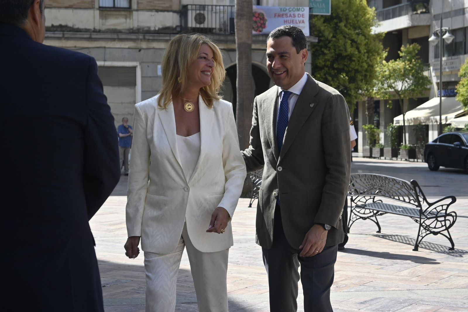 Visita de Juanma Moreno al Ayuntamiento de Huelva, en Imágenes