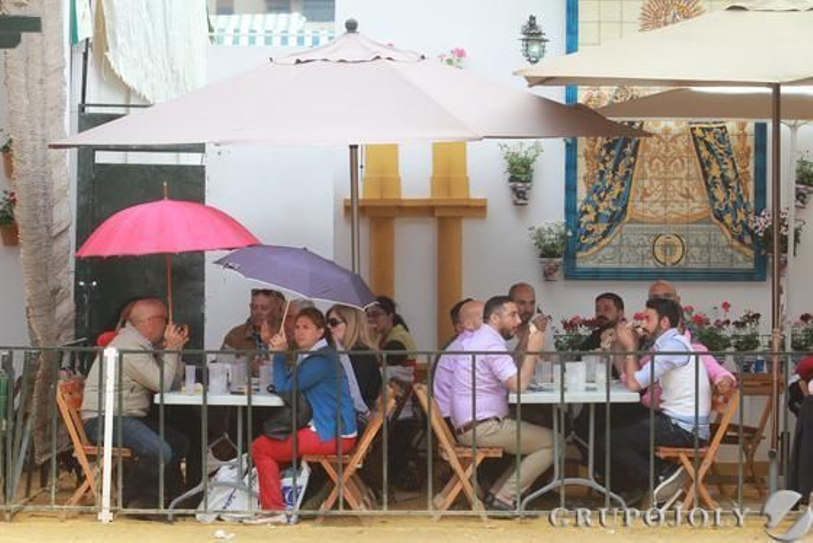 Por suerte, la lluvia no logró espantar a todo el que quería pasearse ayer viernes por la Feria. Aquí una muestra en la caseta de La Amargura.

Foto: Jose Contreras