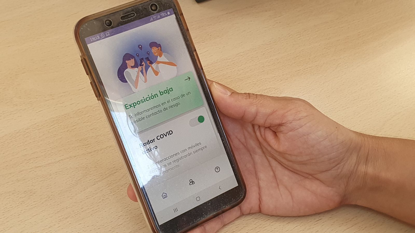 Un usuario consulta la aplicación Radar COVID.