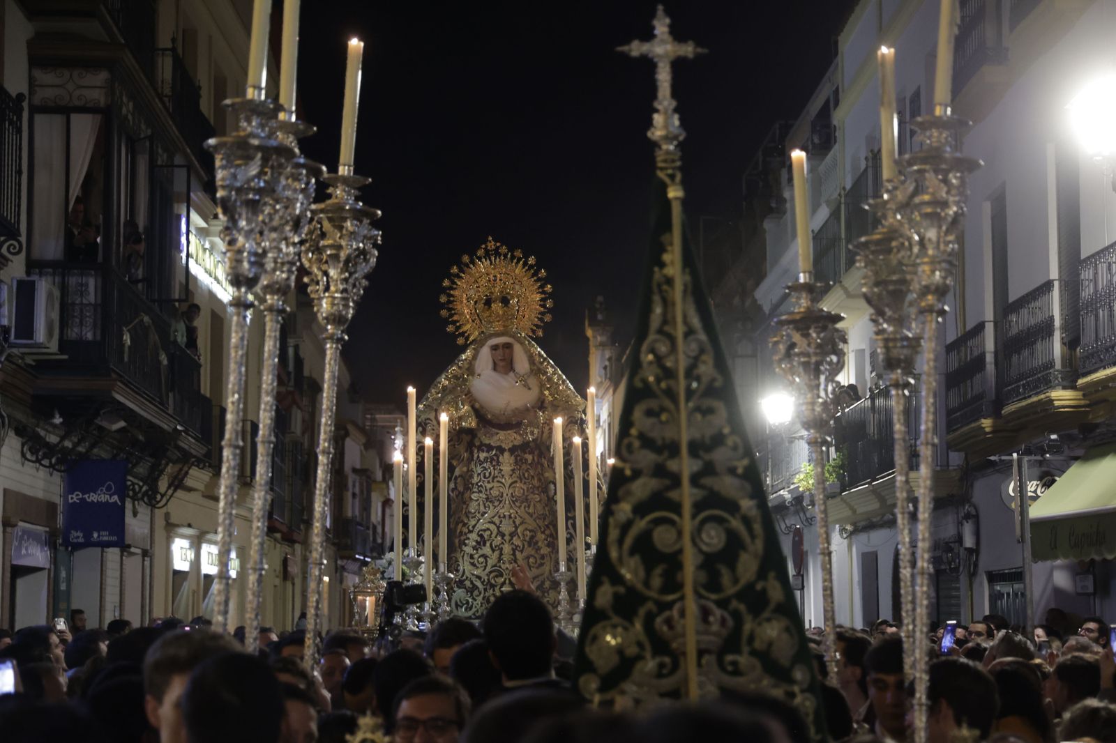 Las imágenes del traslado de la Esperanza de Triana a Santa Ana