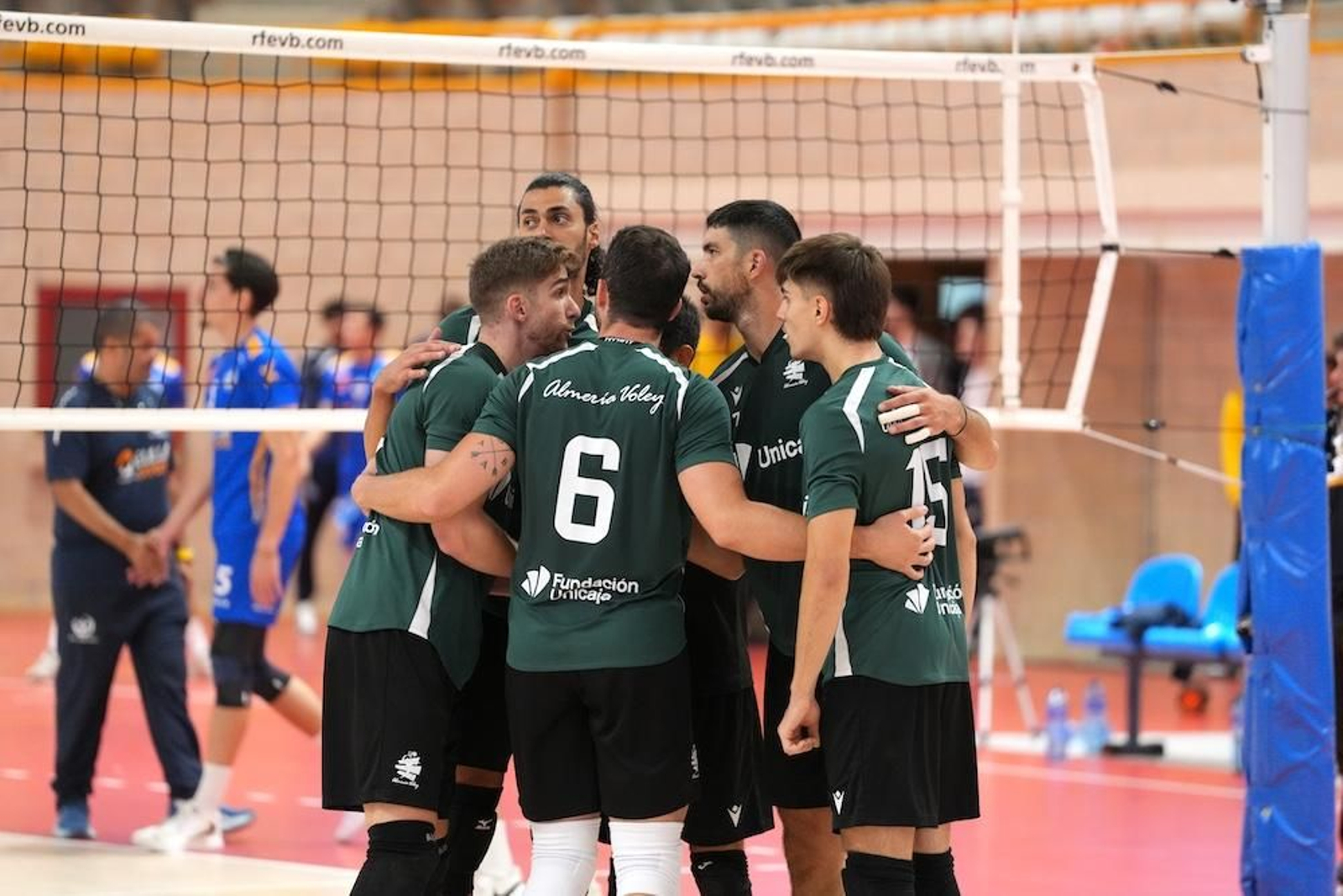 Los ahorradores celebran un punto conseguido en su encuentro por el tercer y cuarto puesto frente al CV Melilla.