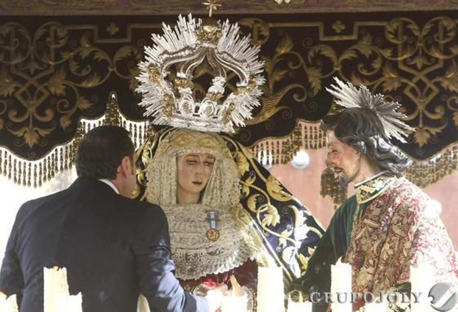 La dolorosa de 'los Judíos' recibe ante Santo Domingo la Medalla de Oro de la ciudad

Foto: Pascual