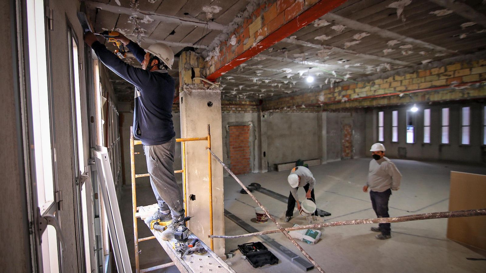 Obreros reformando el interior del edificio.
