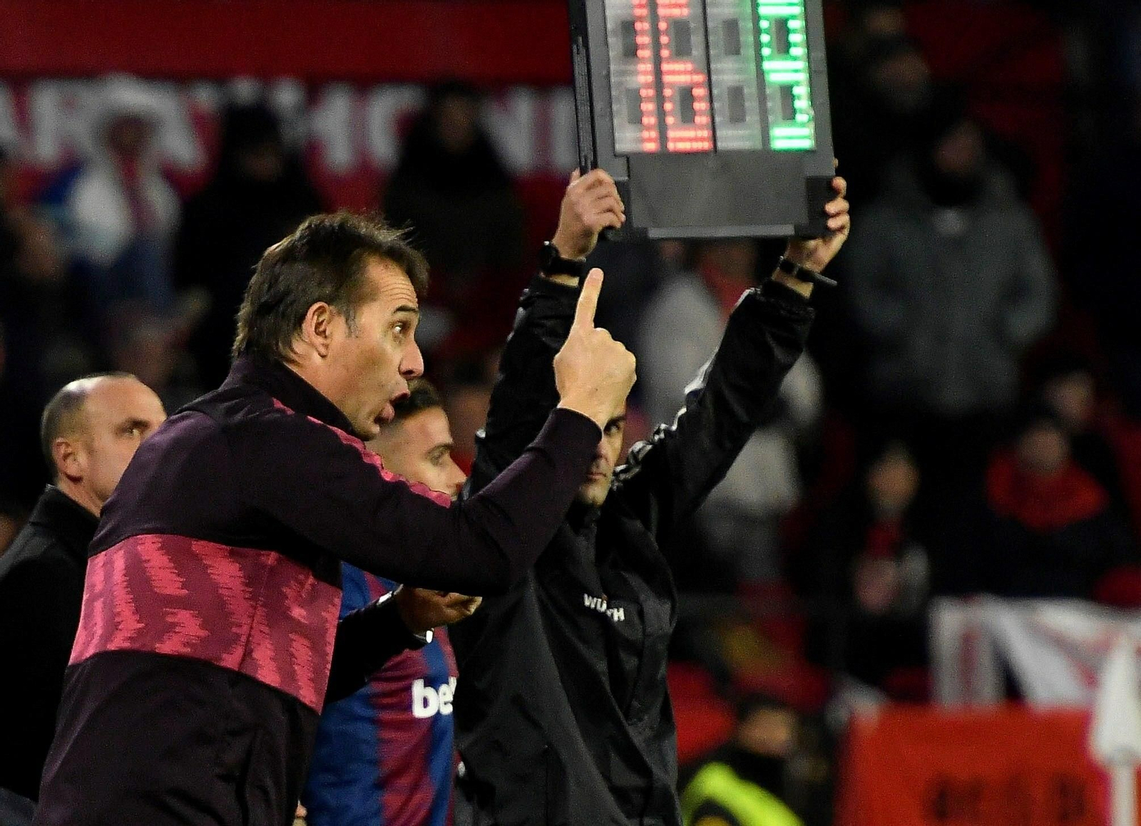 Lopetegui hace una indicación durante el partido a sus jugadores.