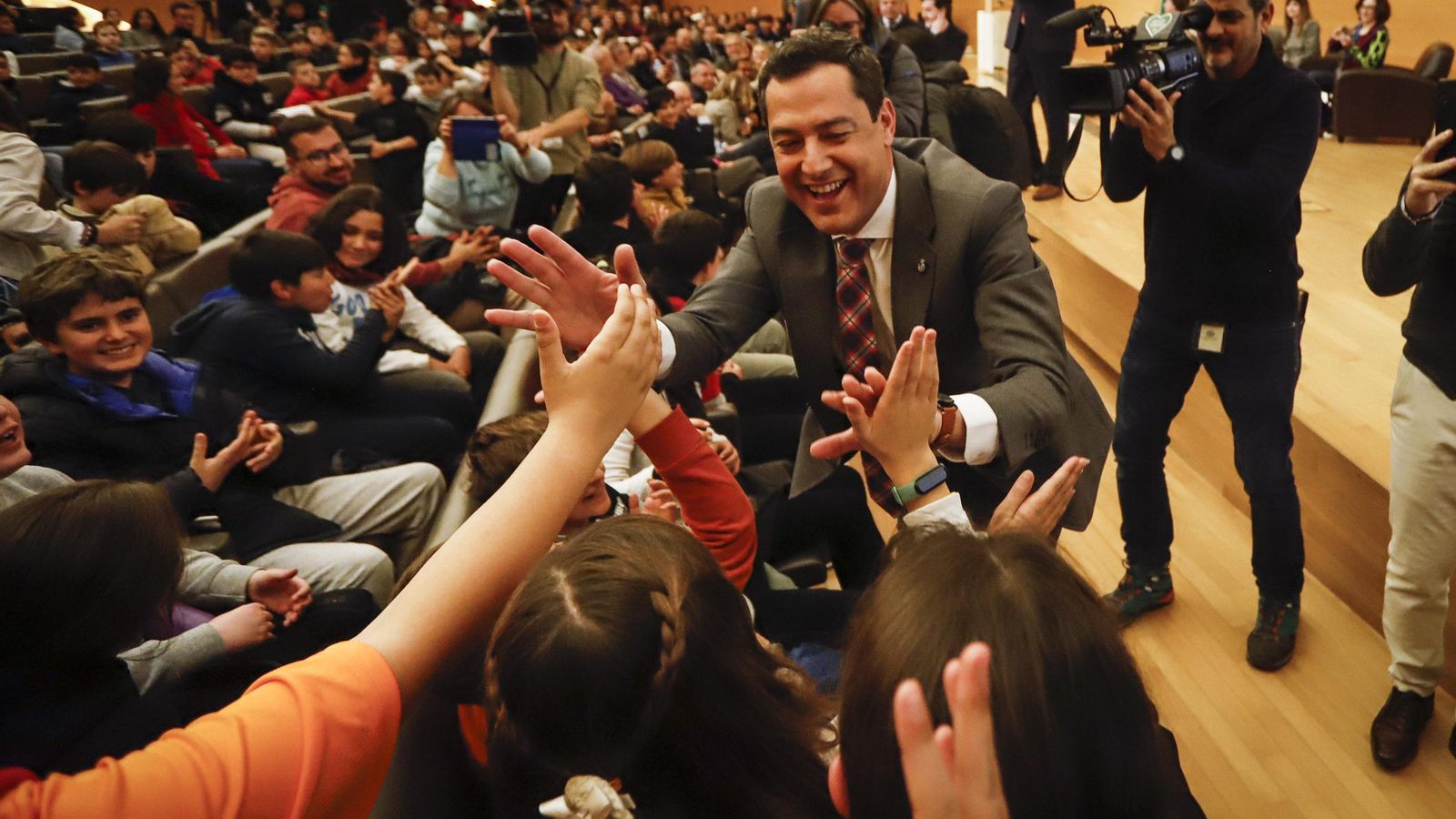Juanma Moreno saluda a los escolares que asistieron al acto en el Parque de las Ciencias.