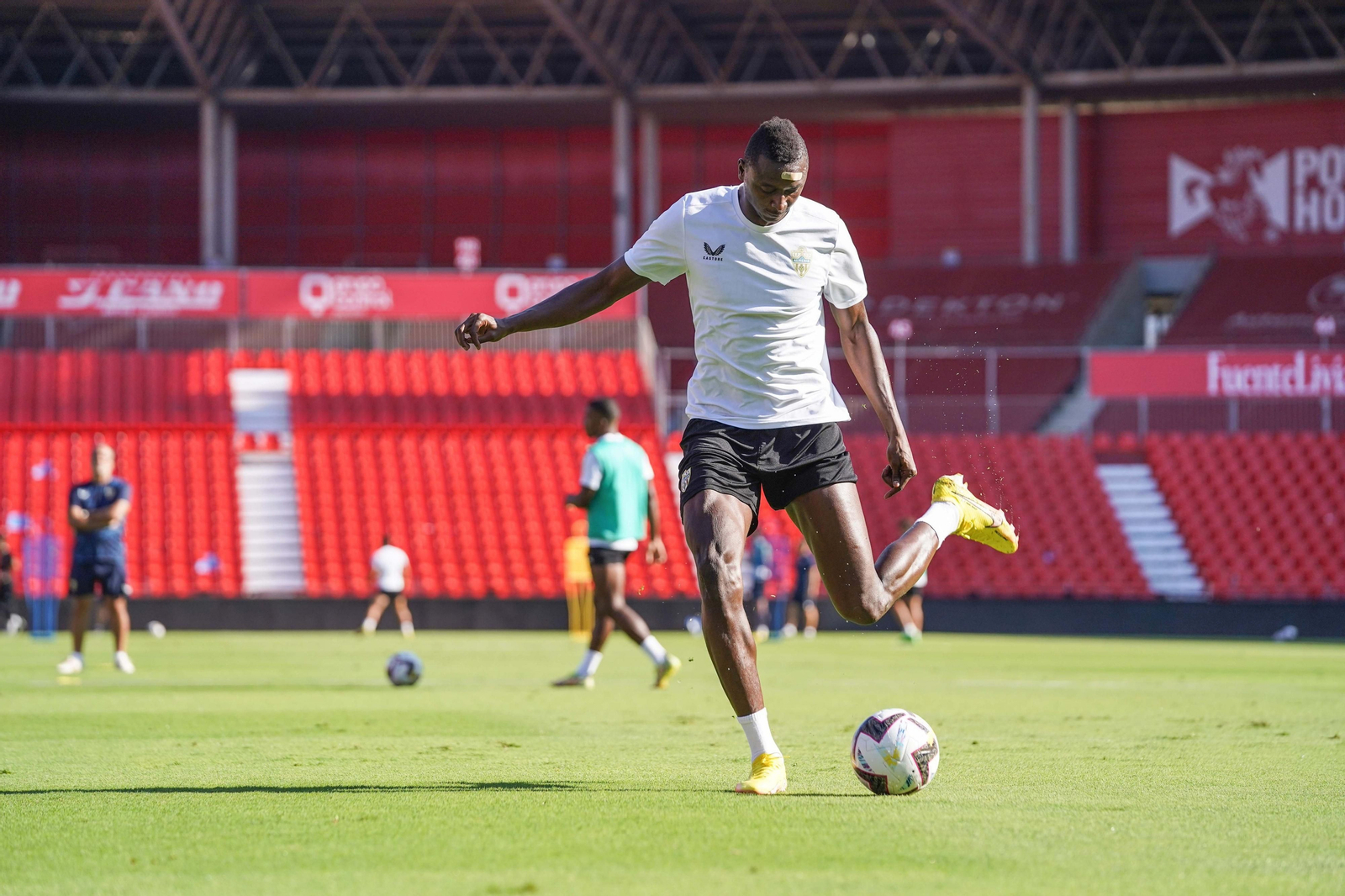 Sadiq afina la puntería en el último entrenamiento.