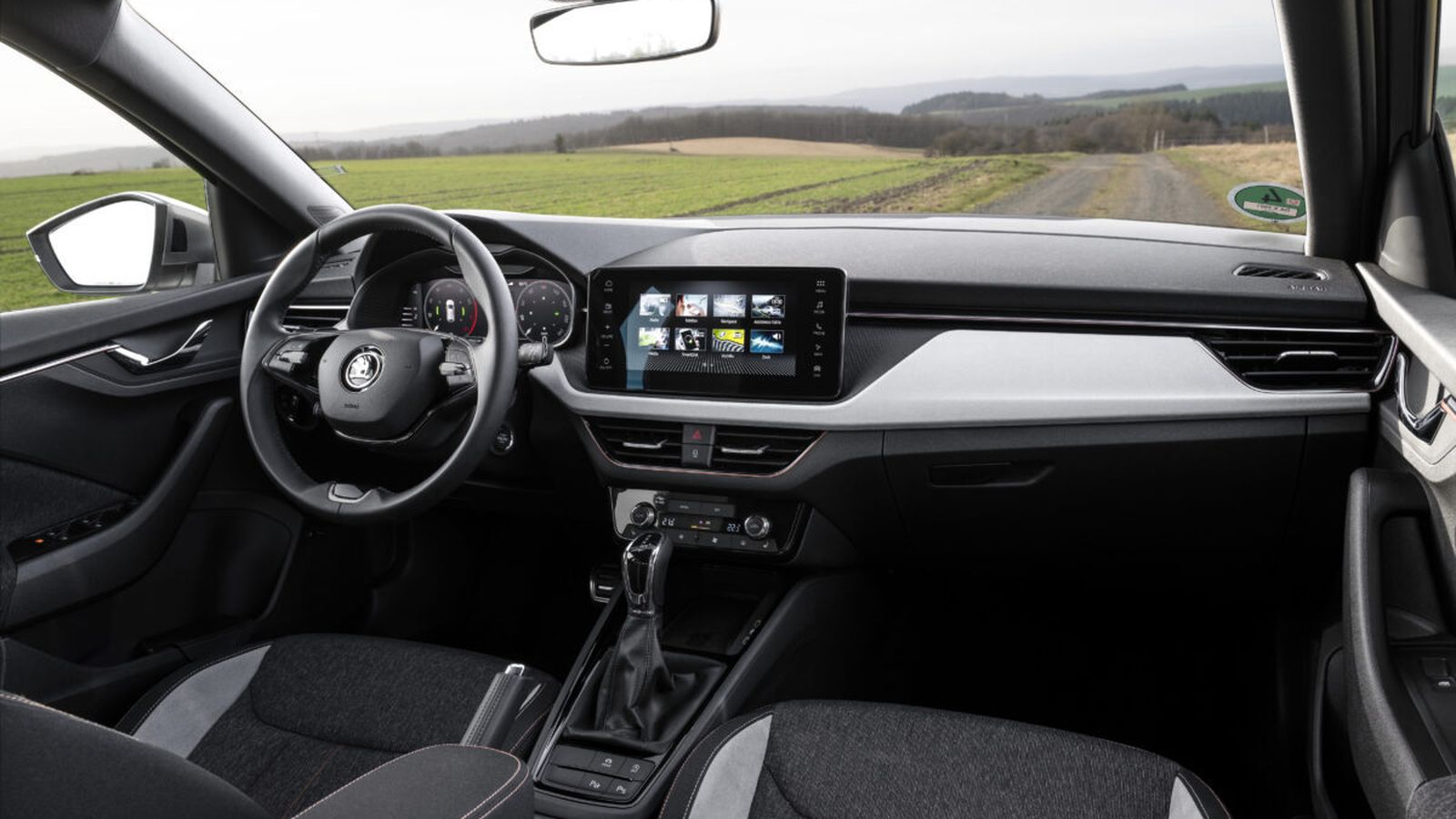 Para la instrumentación ahora se emplea una pantalla. De serie es 8", pero puede ser de hasta 10". La central también es de 8" como equipamiento estándar y de 10" como extra.