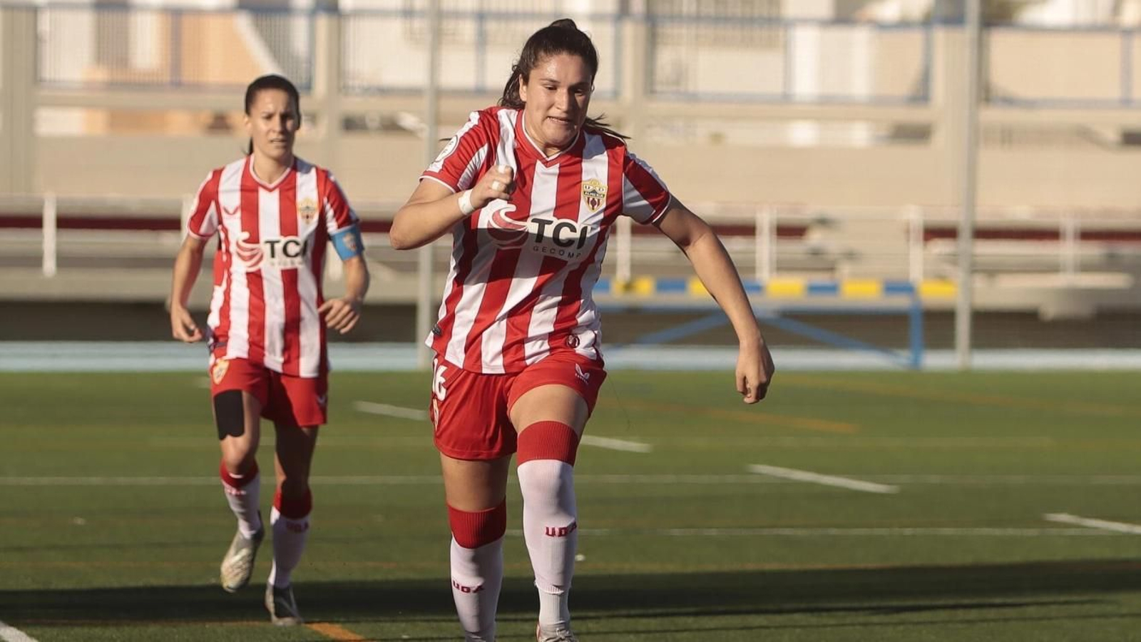 La centrocampista rojiblanca conduce el esférico en uno de los partidos de esta temporada. La centrocampista rojiblanca conduce el esférico en uno de los partidos de esta temporada.