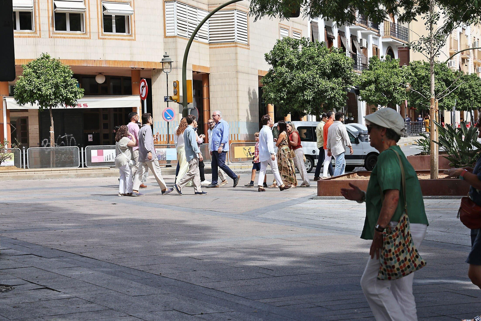 Ciudadanos caminan por Huelva