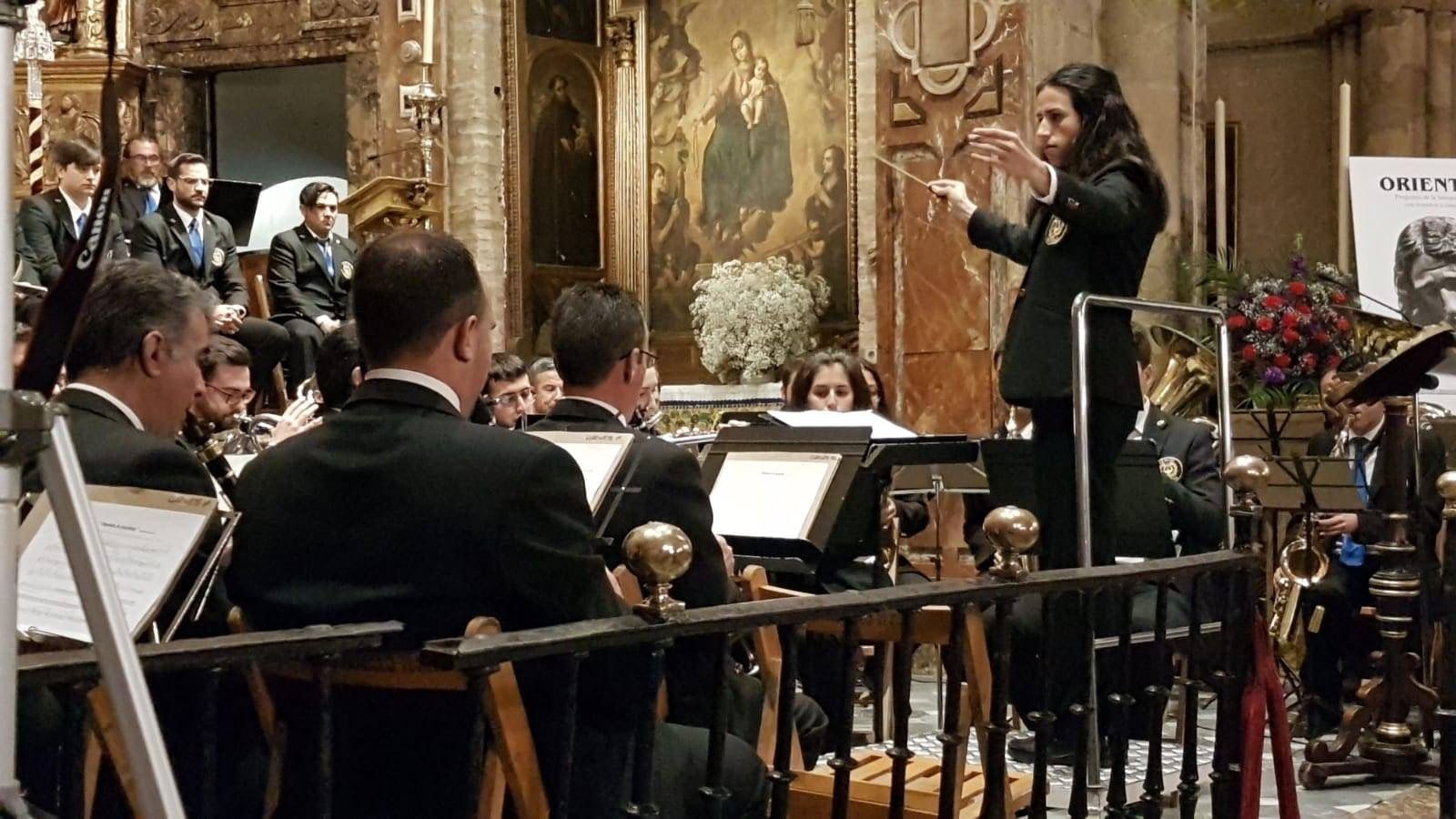 Amadora Mercado dirigiendo a la Oliva de Salteras.