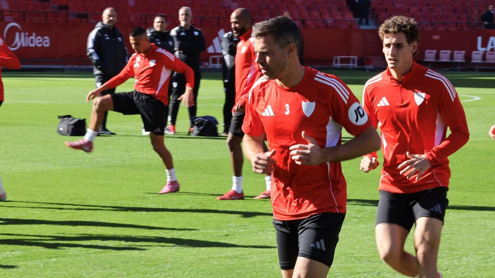 César Azpilicueta, en el entrenamiento del Sevilla este sábado en el Sánchez-Pizjuán.