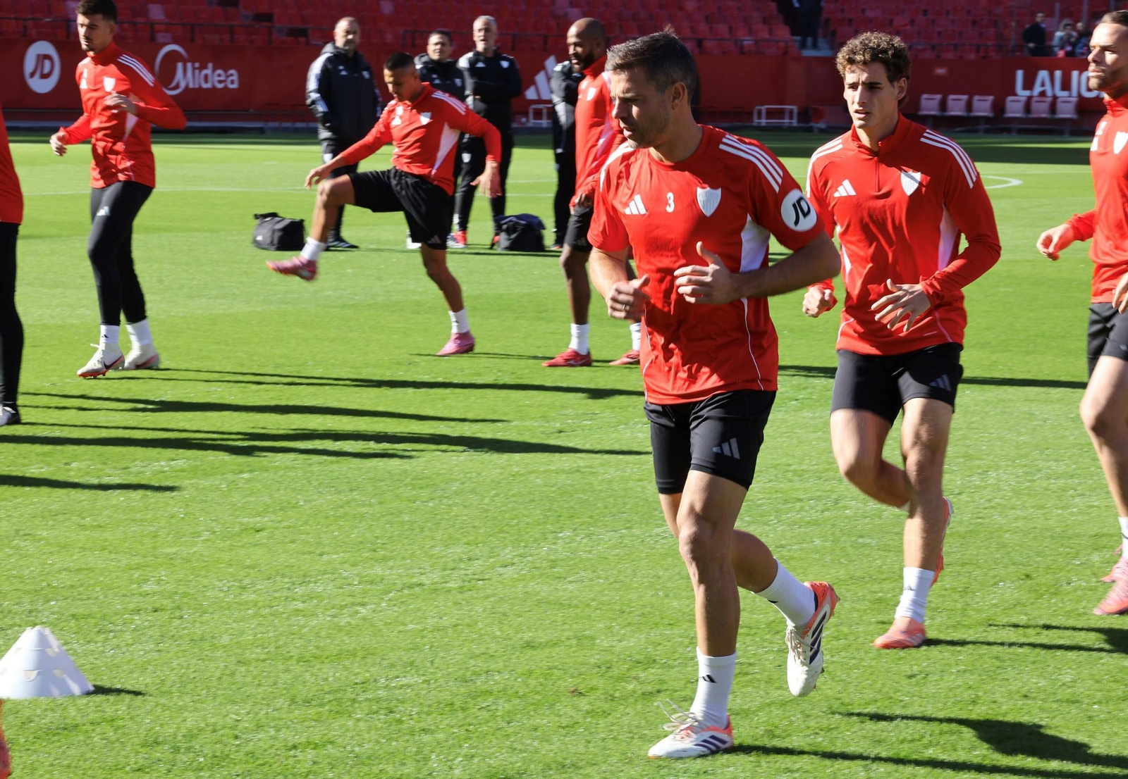 César Azpilicueta, en el entrenamiento del Sevilla este sábado en el Sánchez-Pizjuán.