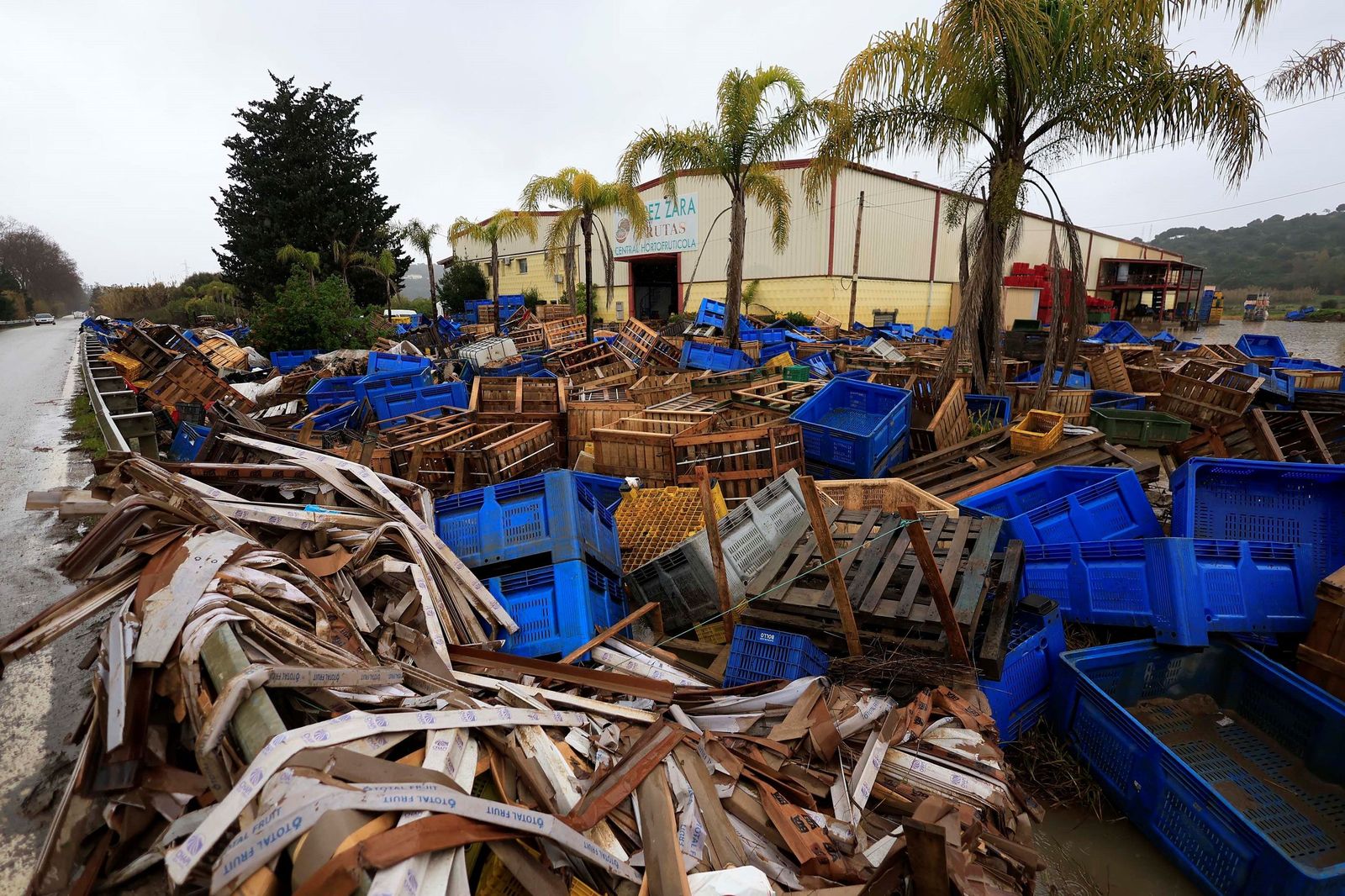 El mayor cuello de botella ahora es el acceso a determinadas zonas afectadas, donde la acumulación de lodo, restos y muebles dañados impide avanzar en las tareas de limpieza.
