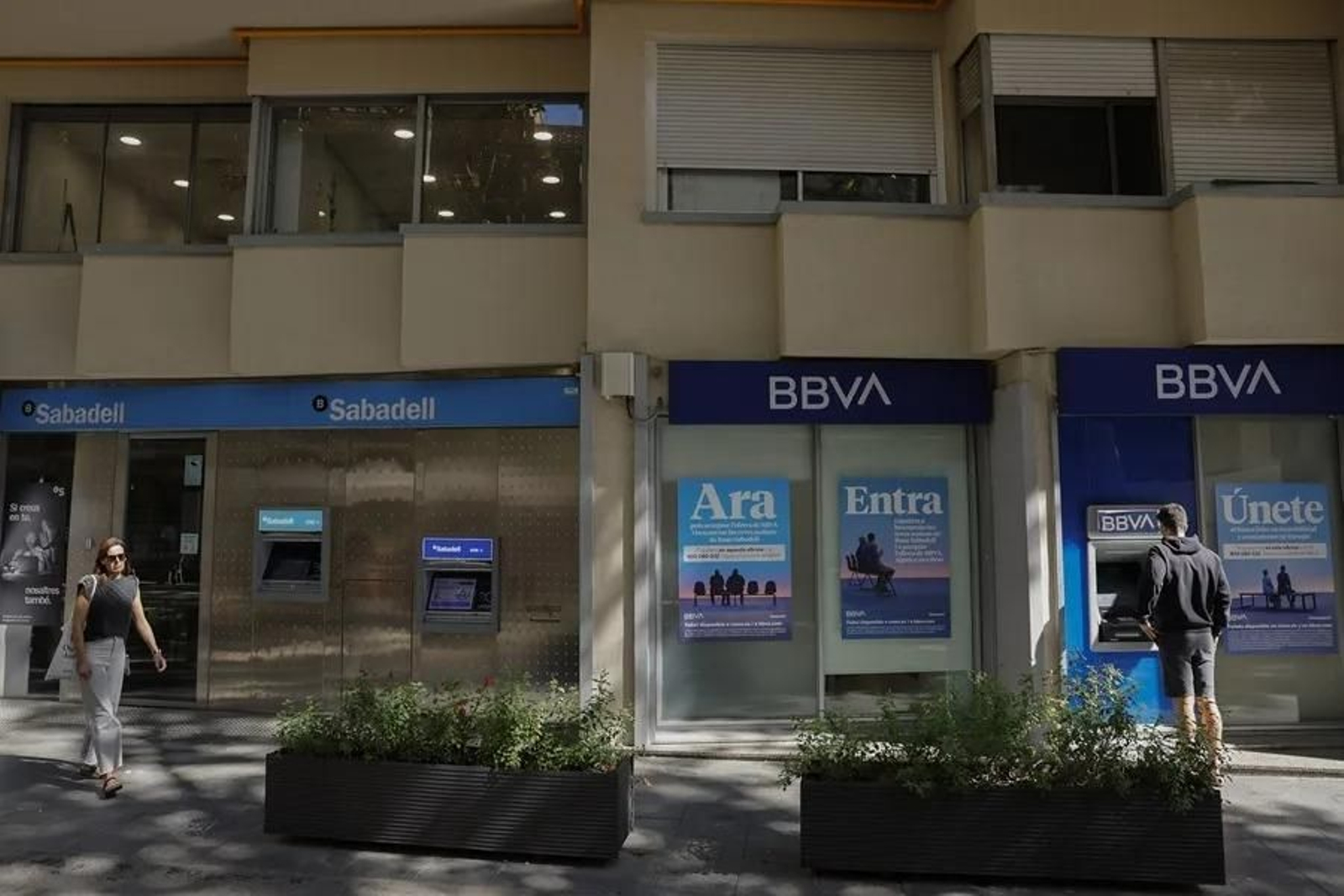 Una oficina de Banco Sabadell junto a otra de BBVA en Barcelona.