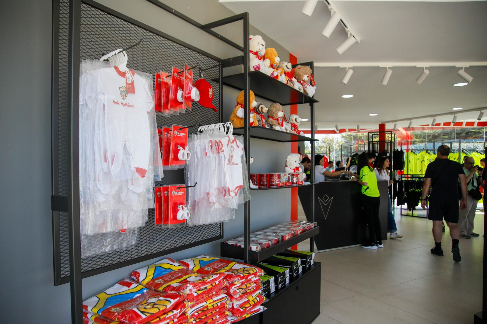 Las imágenes de la campaña de abonos de la UDA y apertura de la tienda del club