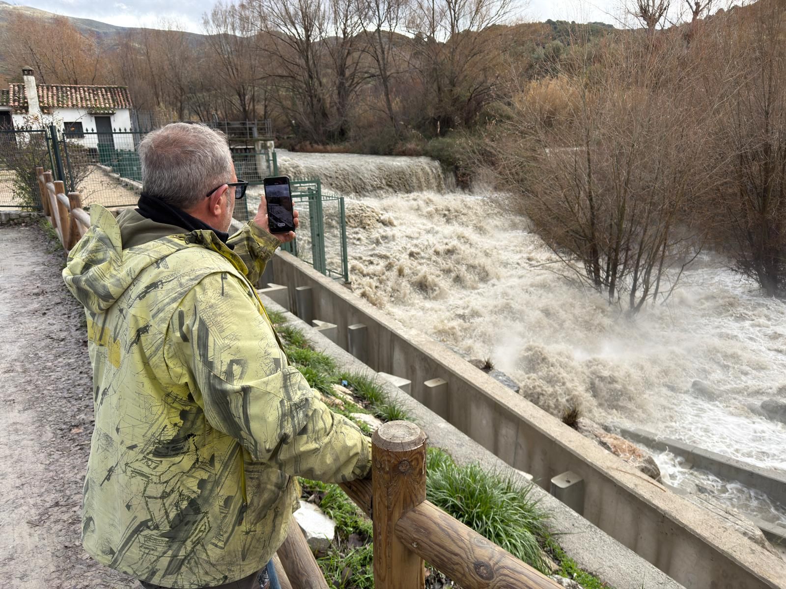 Las fotos de la previa de la borrasca Leonardo: nieve en Prado Negro y el río Genil en Granada, crecido