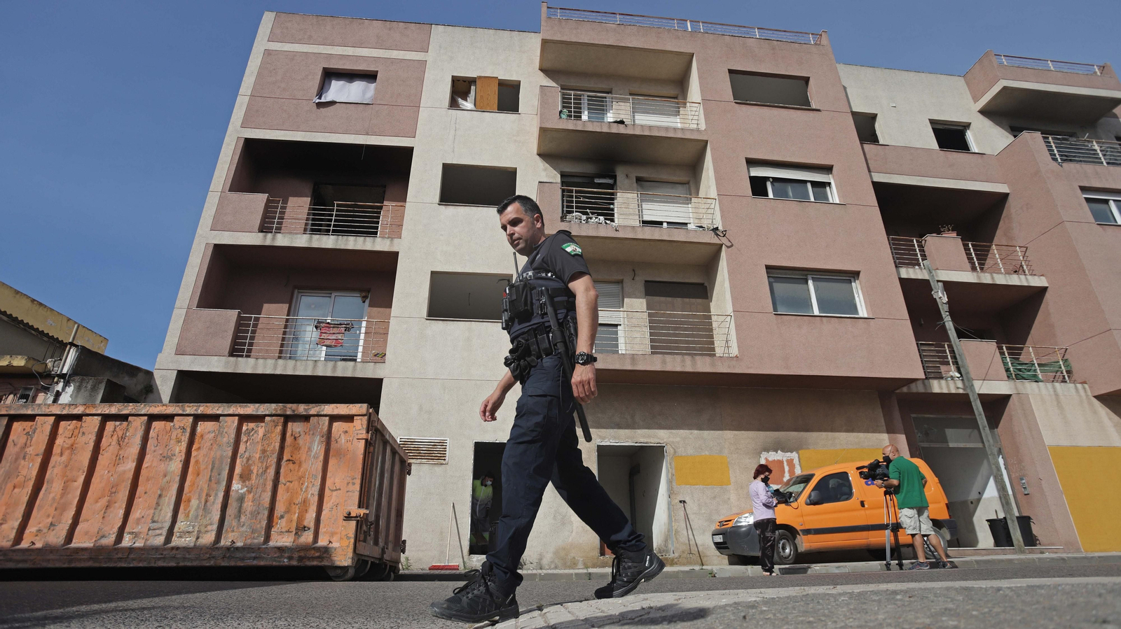 Fotos de las tareas de limpieza del edificio okupa en El Secano