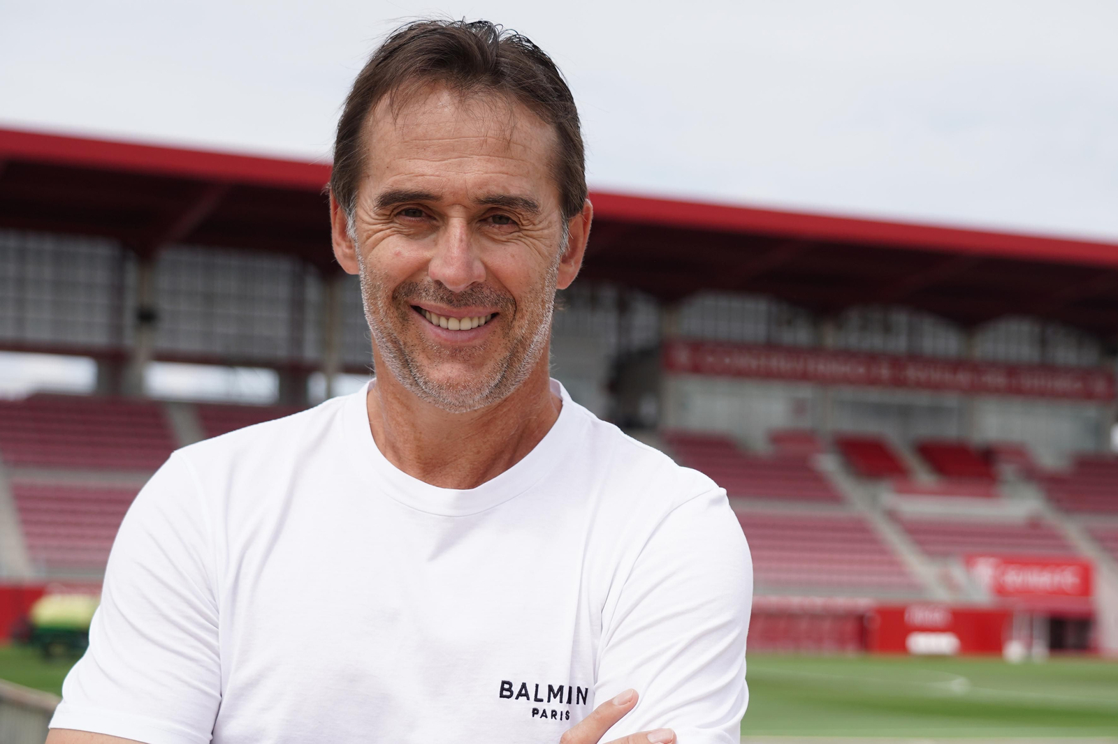 Julen Lopetegui sonríe con la grada del estadio Jesús Navas de fondo.