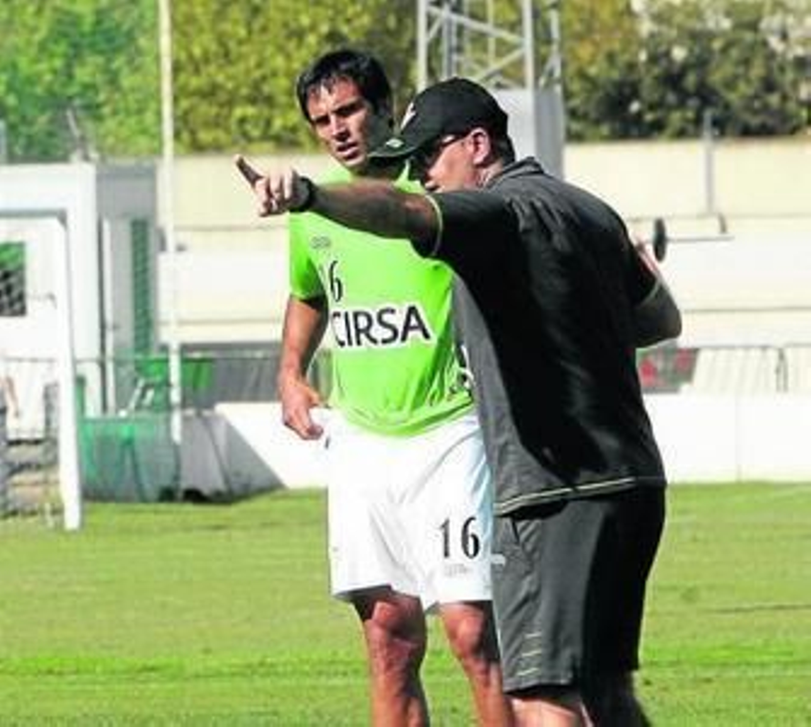 El Málaga aprieta por Santa Cruz y se miran alternativas