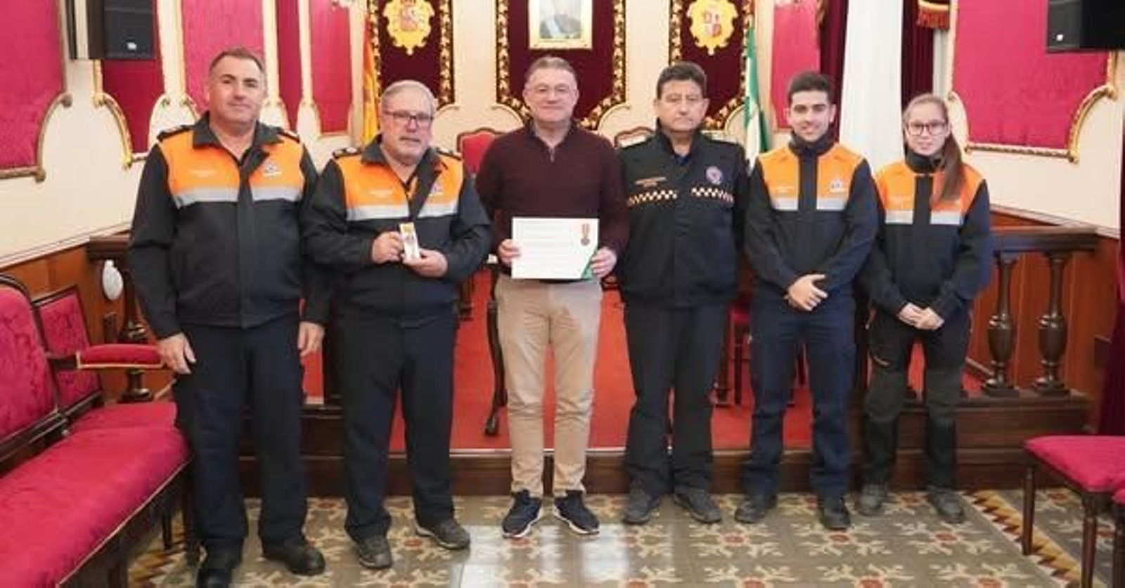 El alcalde de Berja junto al homenajeado y otros compañeros de Protección Civil.