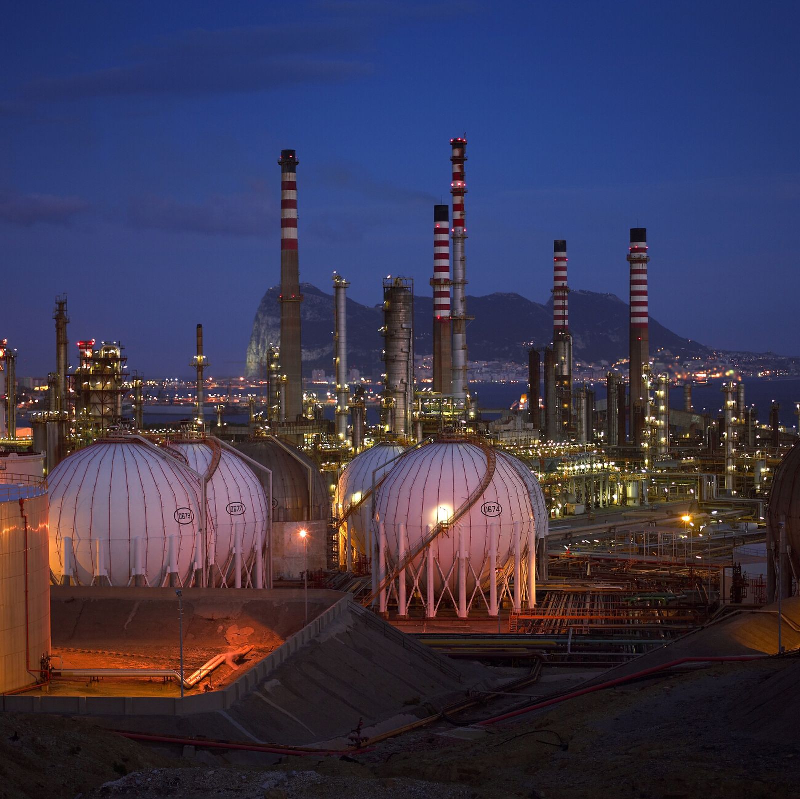 Vista nocturna de la refinería Gibraltar-San Roque de Cepsa.
