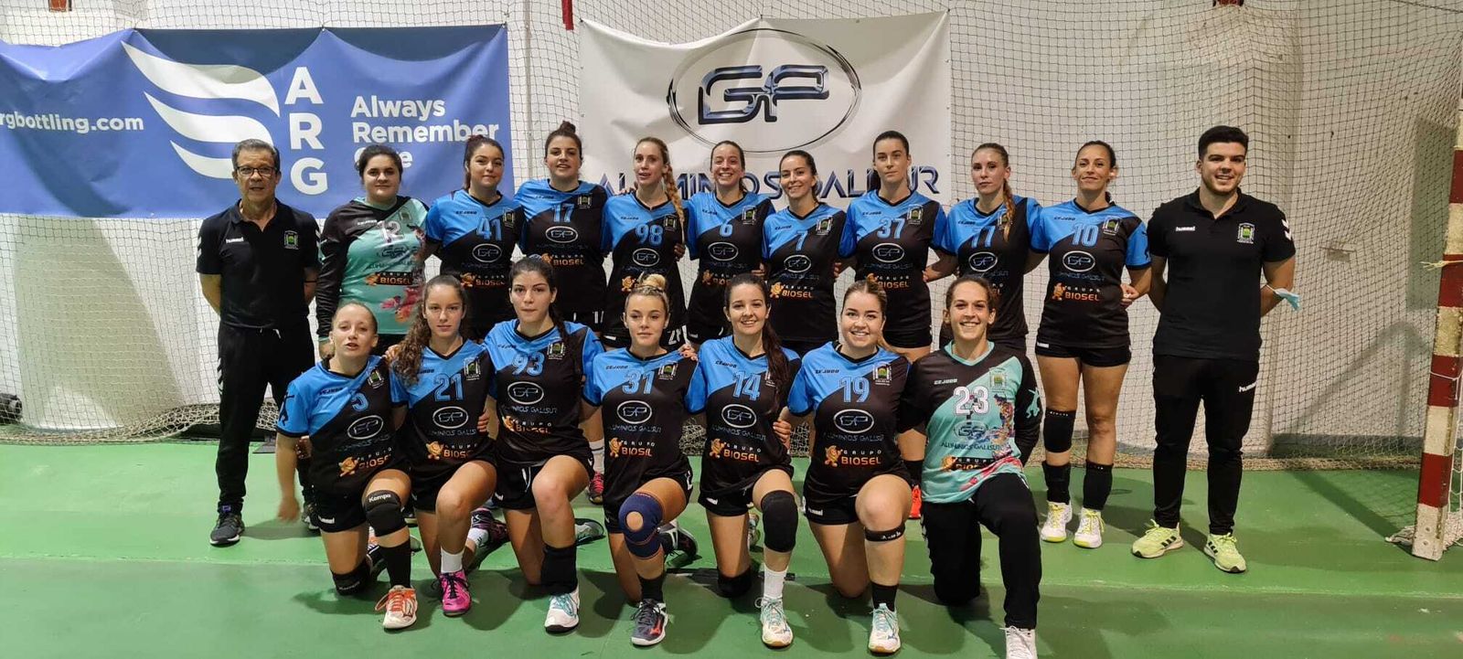 Las jugadoras del BM Solúcar, antes de comenzar el partido ante el BM Montequinto.