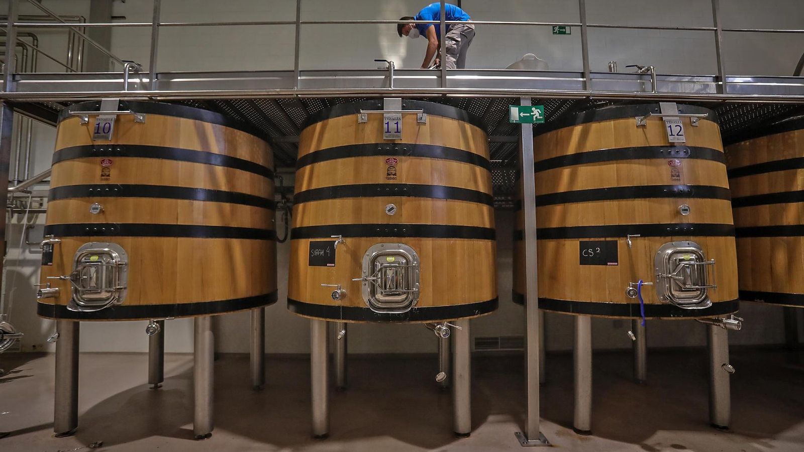 Tinas troncónicas de roble en las que fermenta Tesalia, el vino top de la bodega. Tinas troncónicas de roble en las que fermenta Tesalia, el vino top de la bodega.