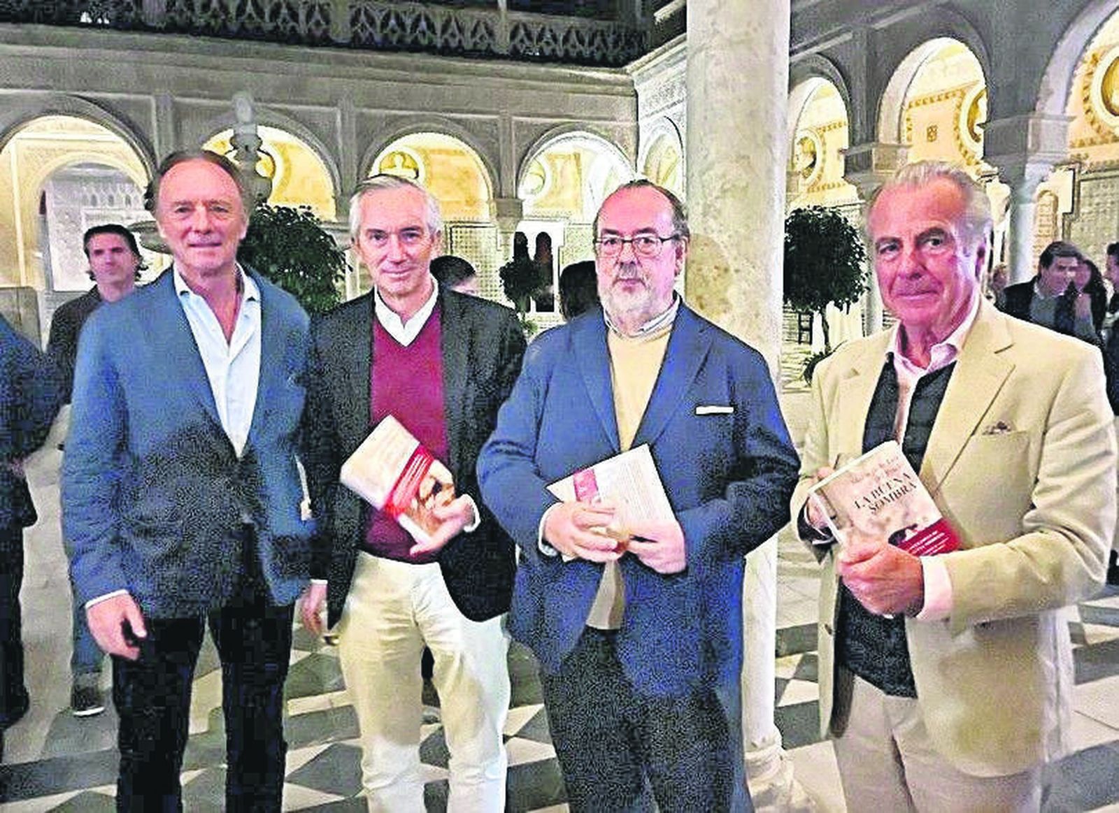 Pablo de Hohenlohe, Tristán Ybarra, Manuel Morales y Fernando Portillo, durante el cóctel en el patio principal de la Casa de Pilatos.