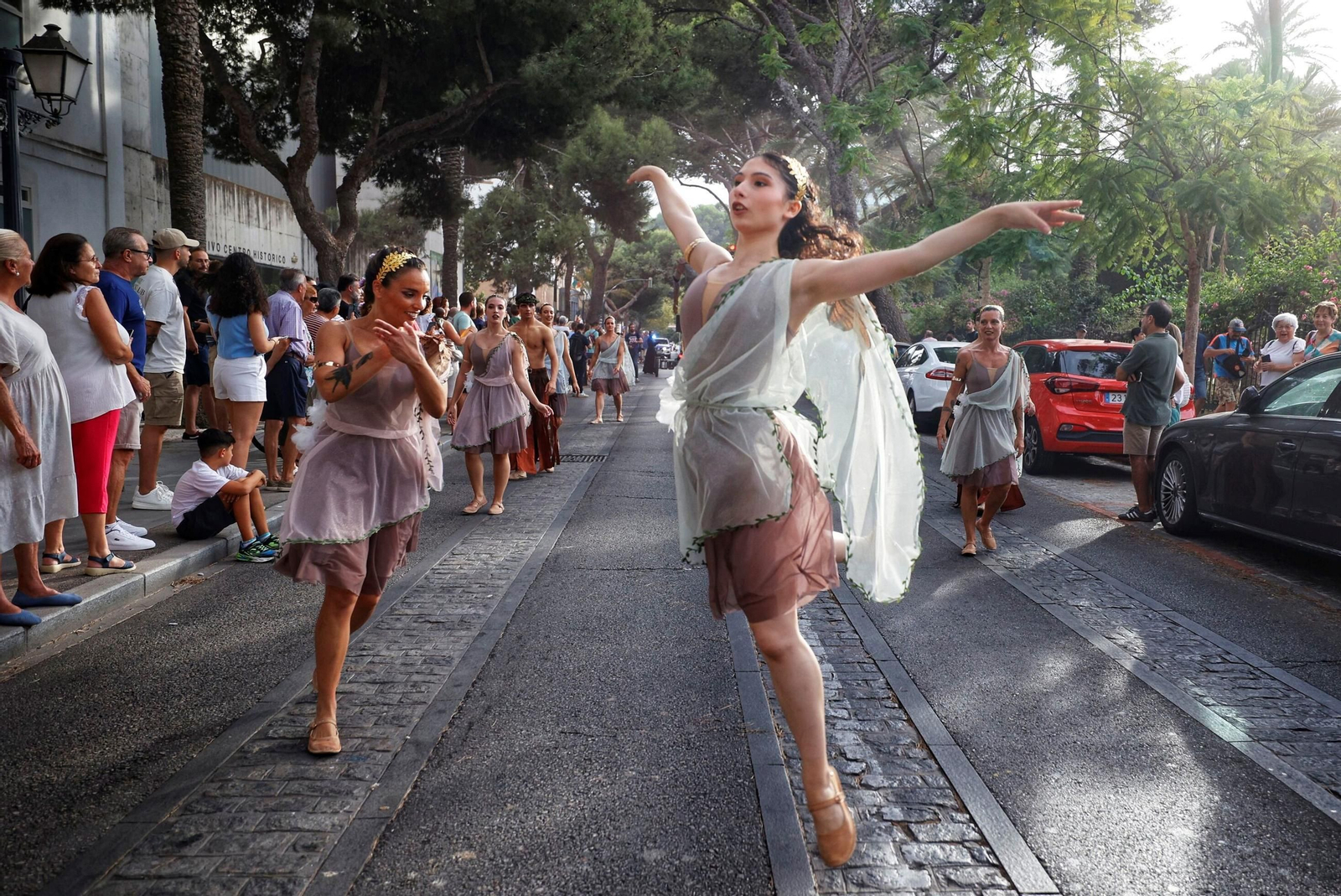 Las imágenes de Gades Romana 2025: la comitiva y el espectáculo inaugural en Cádiz