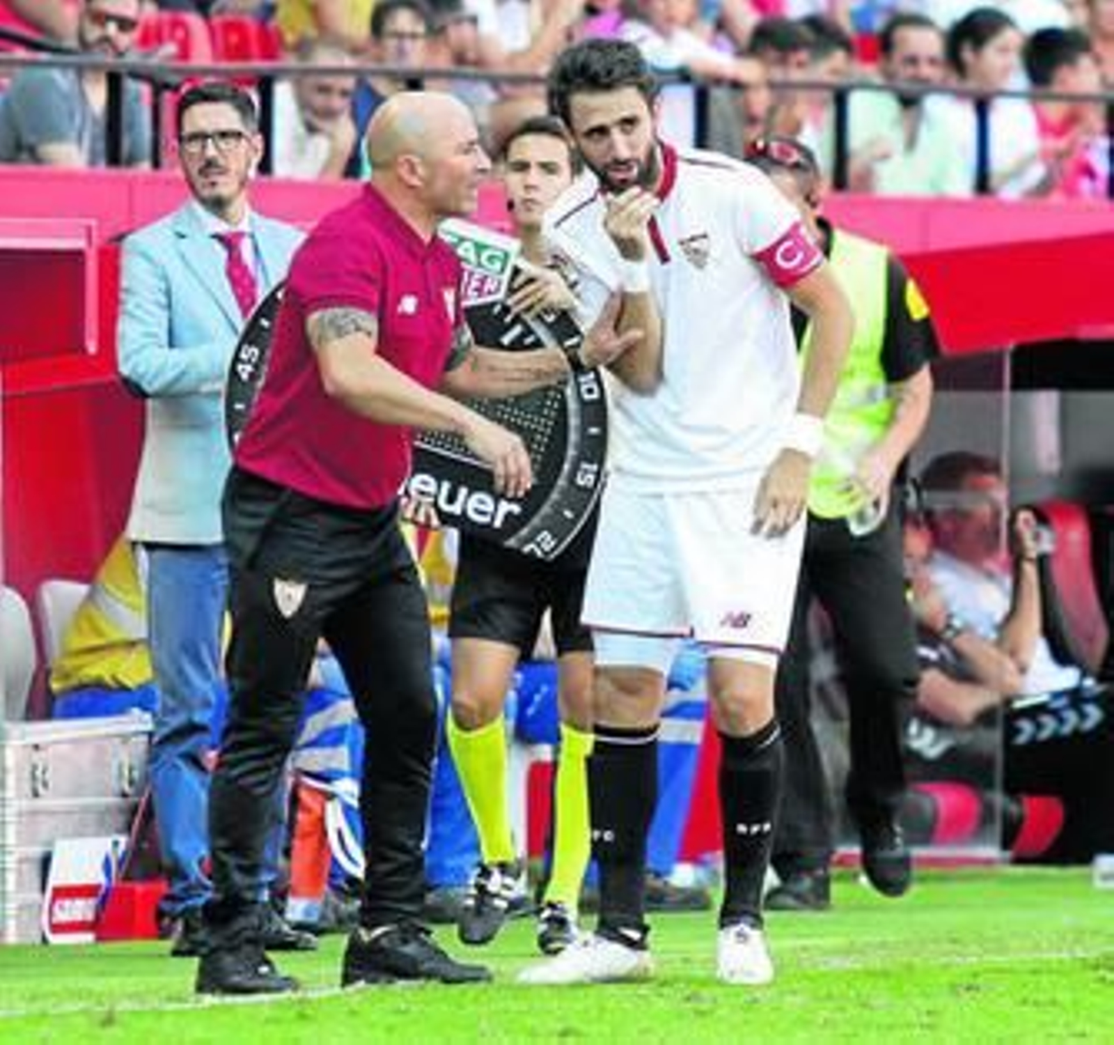 Jorge Sampaoli cambia impresiones con su capitán, Nico Pareja, durante la segunda parte.