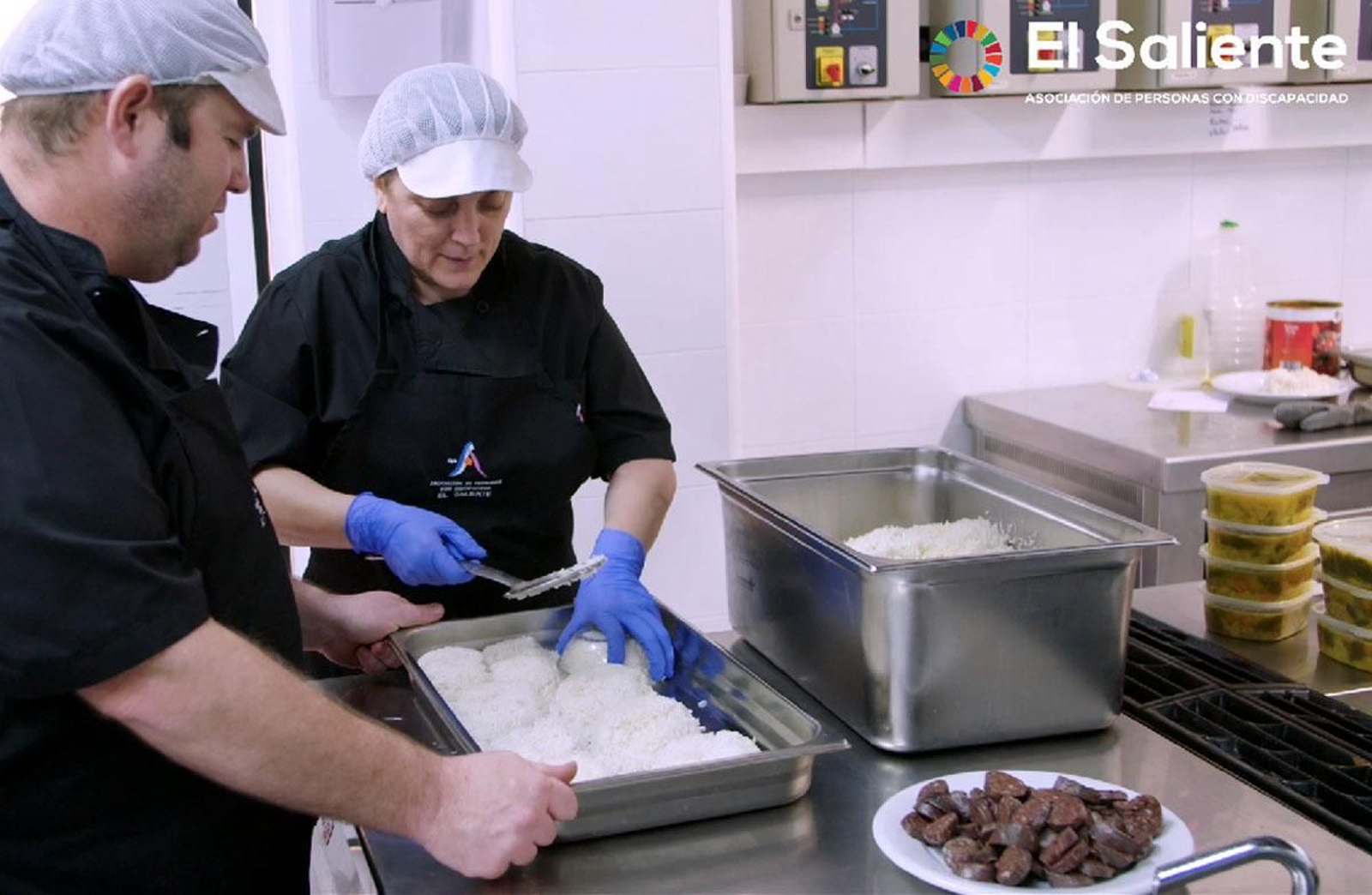 En las cocinas de El Saliente se preparan comidas para las familias de Albox.