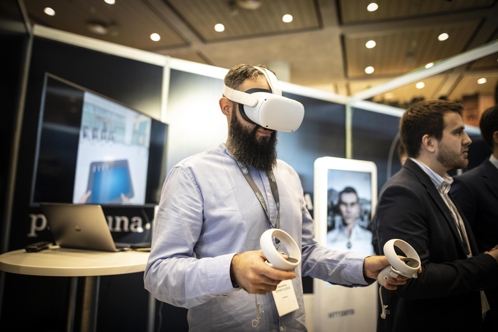 Una persona utiliza una herramienta de inteligencia artificial.