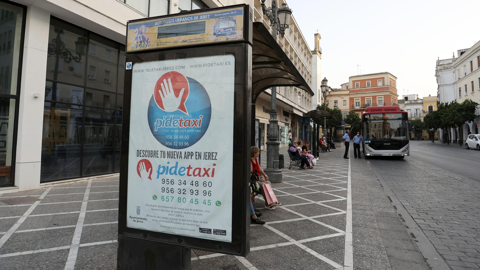 Una marquesina en la plaza Esteve.