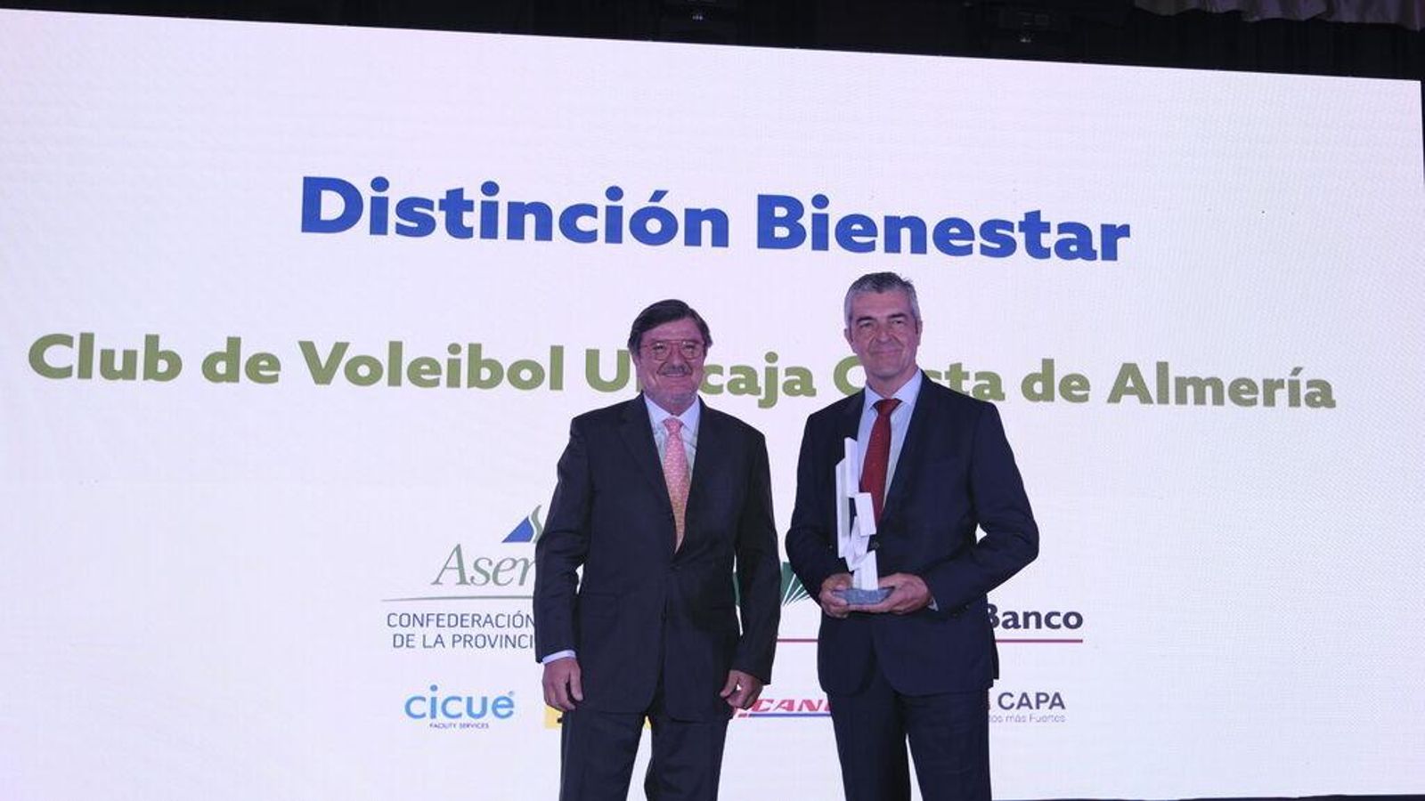 Entrega del premio a Unicaja Costa de Almería.