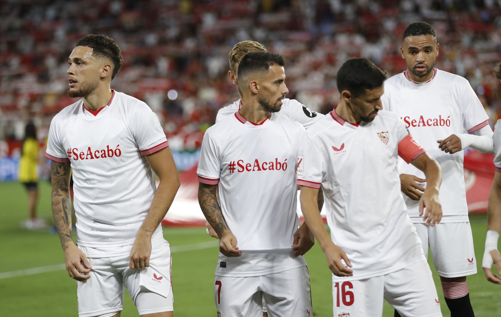 Los jugadores del Sevilla posan con camisetas con el lema #SeAcabó.