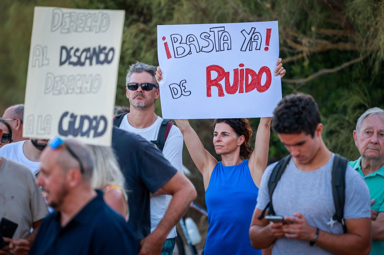 Una de las asistentes a la manifestación portando una pancarta.