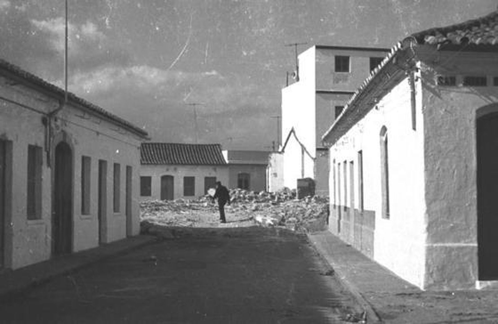 La céntrica calle linense estuvo llena de vida y comercios en otros tiempo.  Foto: Grupo de Facebook La Línea en Blanco y Negro