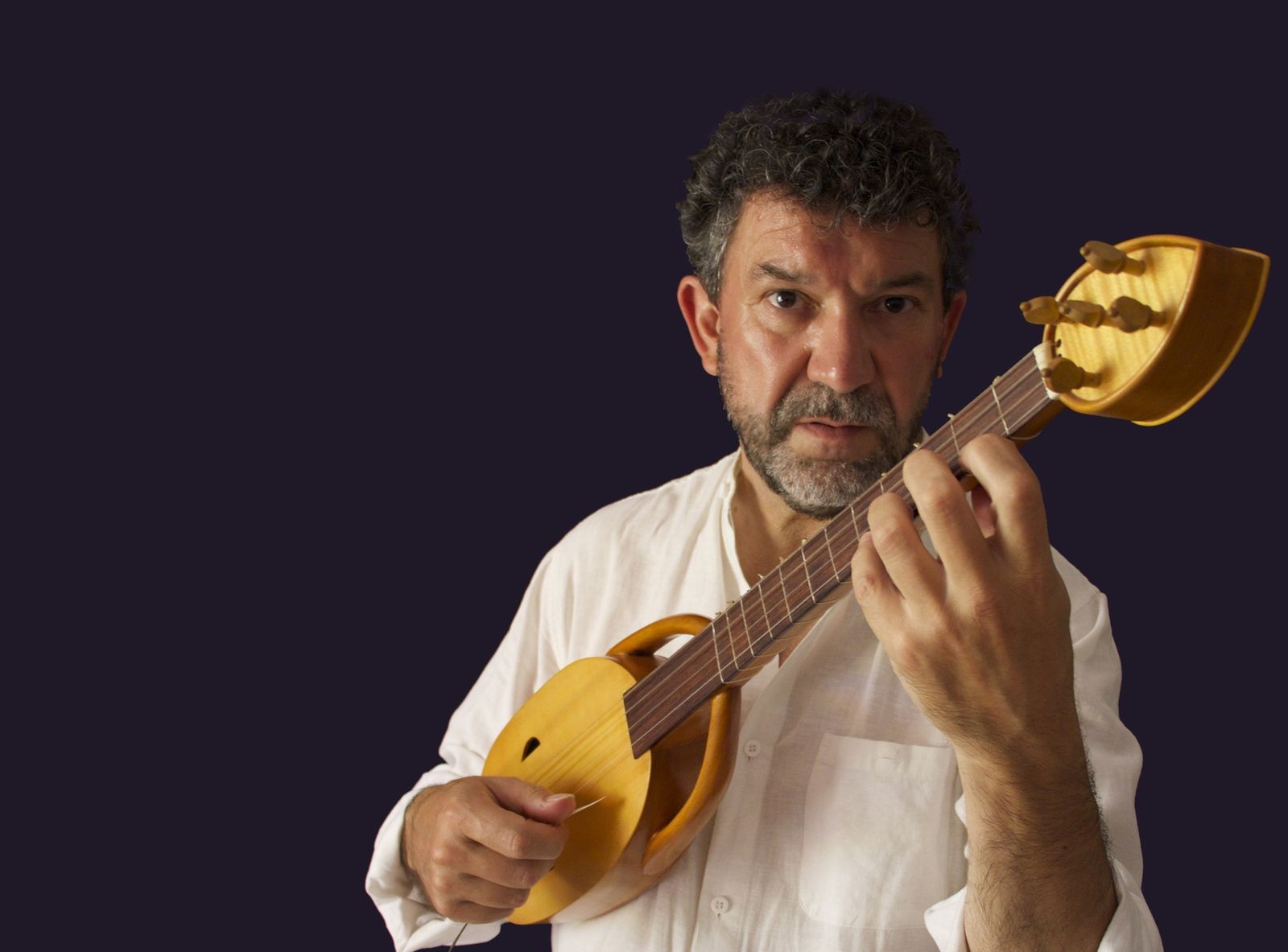 José Luis Pastor con una de sus guitarras.