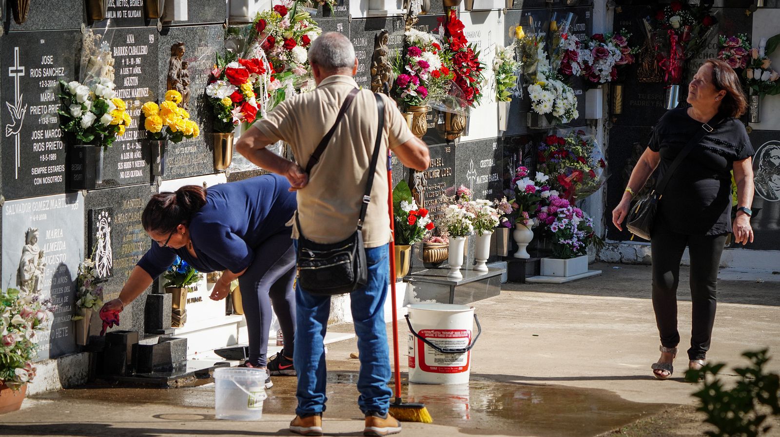 Día de recuerdo y emociones en el cementerio de Jerez