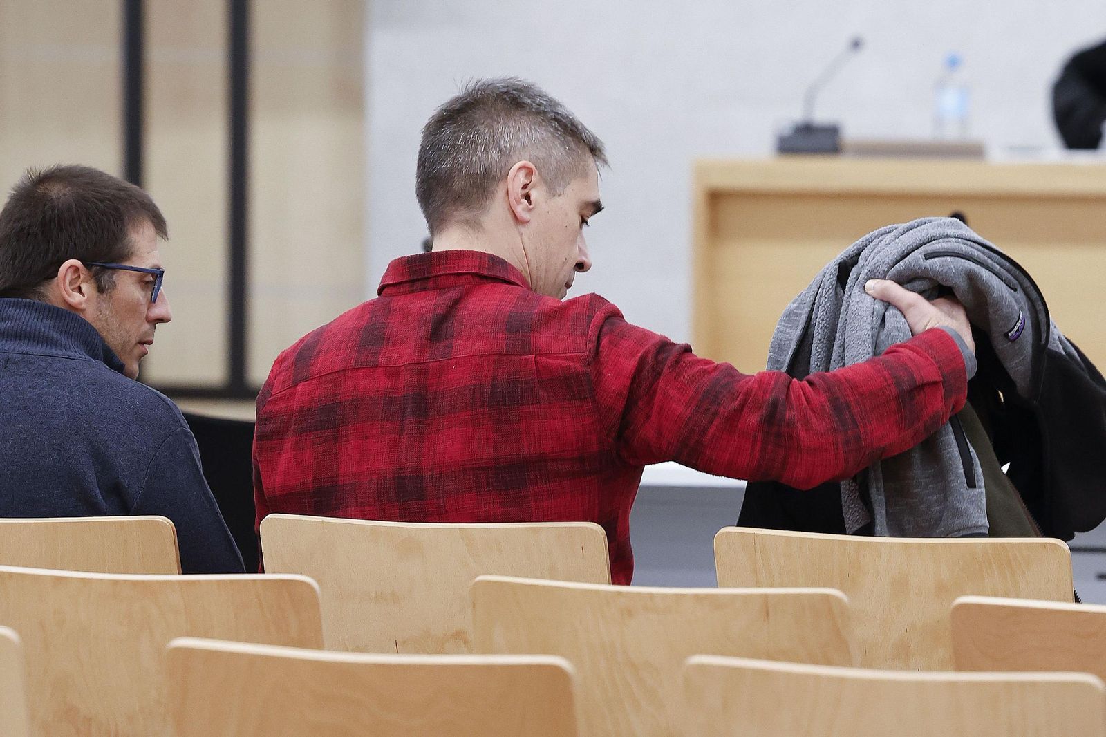 Los etarras Aitor Aguirrebarrena y Asier Arzalluz, este martes, en el banquillo de la Audiencia Nacional por el asesinato de José Luis López de Lacalle.