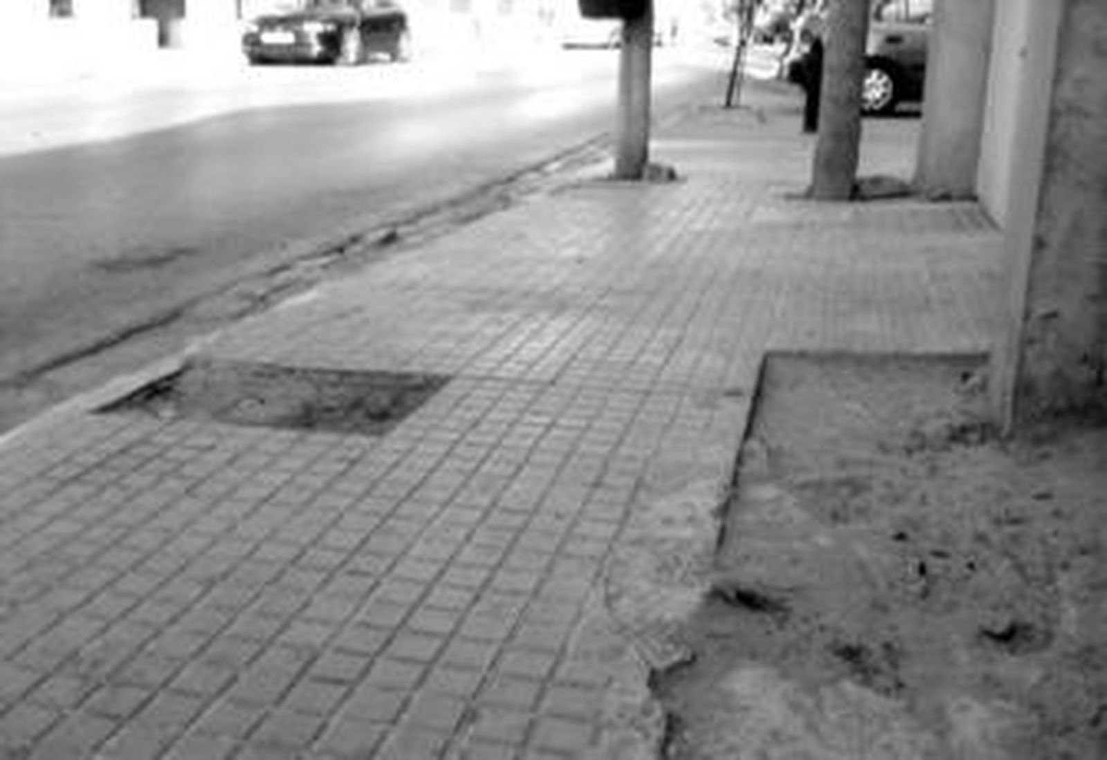 Estado de gran deterioro de las aceras en la avenida de Agustín Bálsamo.