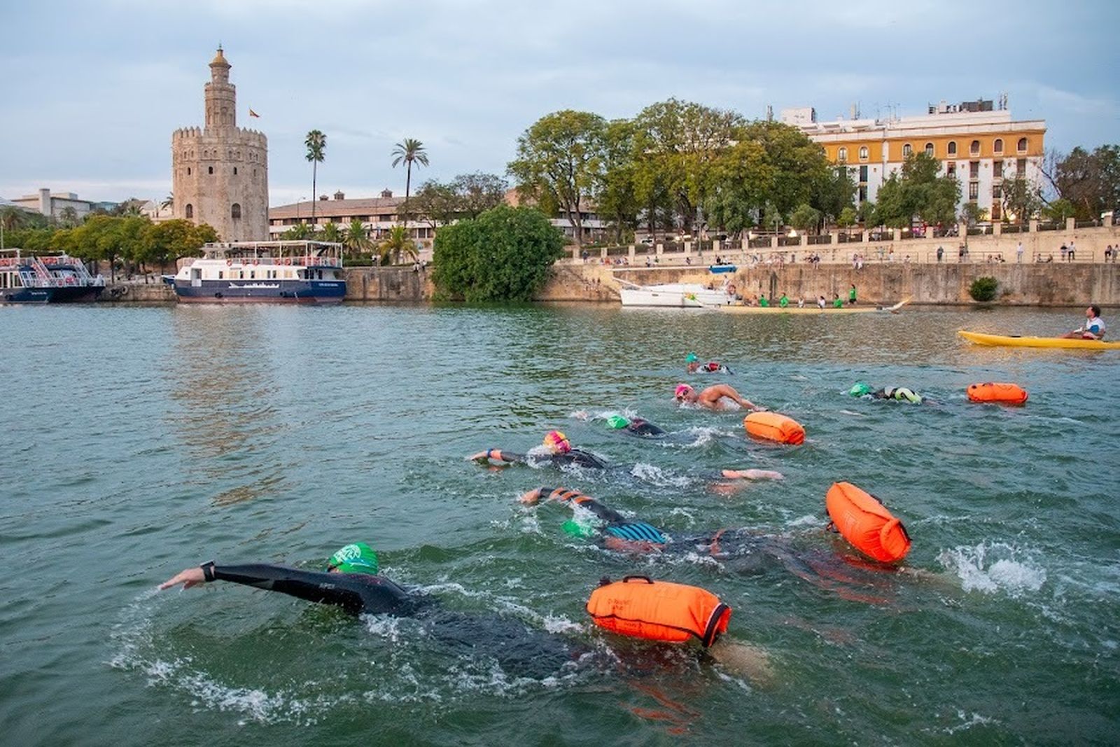 Triatlón a lo largo del Guadalquivir a beneficio de la Fundación Vicente Ferrer