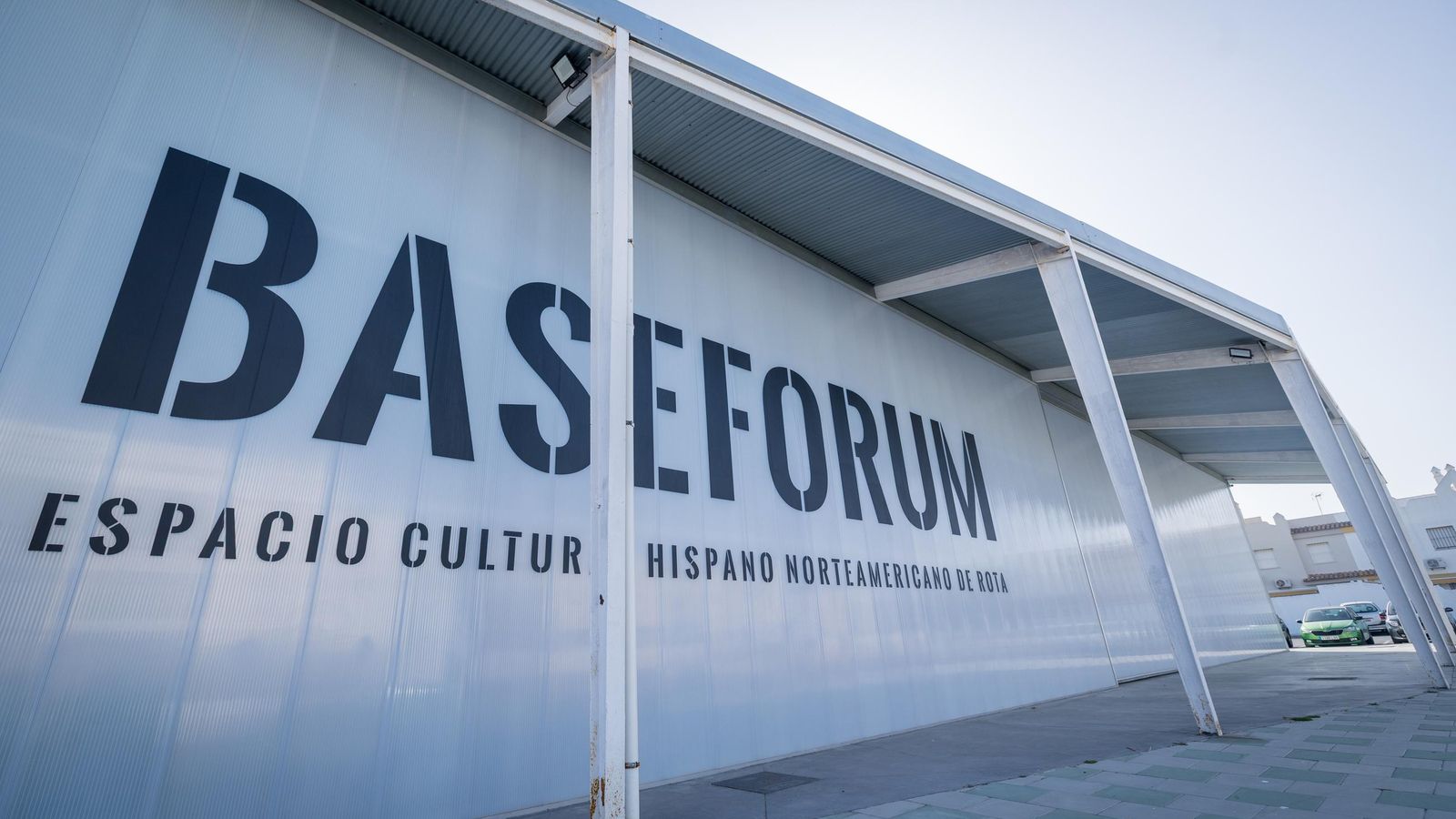 El hangar que acoge el Base Forum de Rota