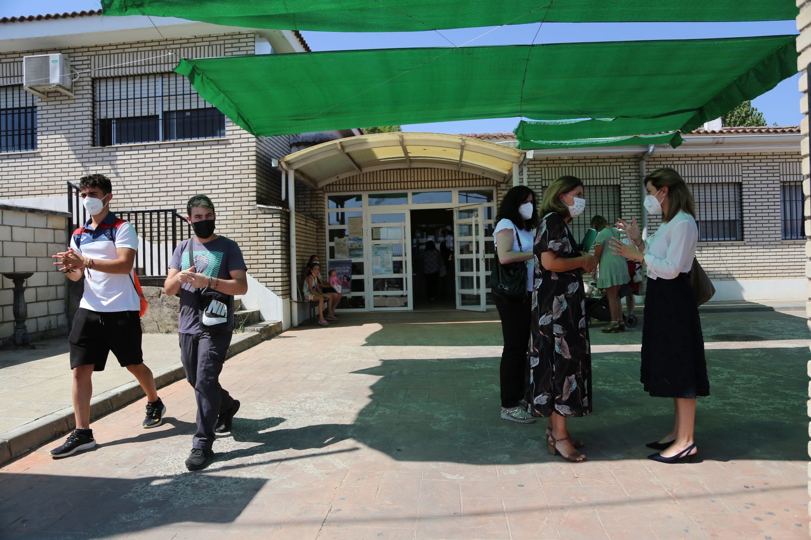 María Jesús Botella conversa con Ana Romero en su visita a Montoro.