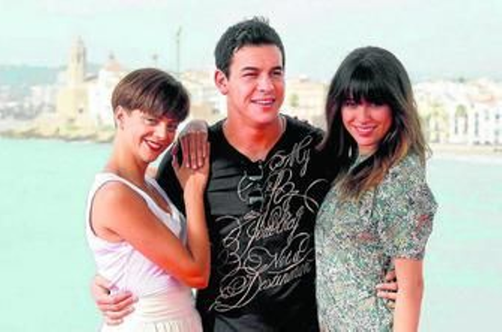 Macarena Gómez (iz), Mario casas y Blanca Suárez, ayer en la presentación de 'Carne de neón' en Sitges.
